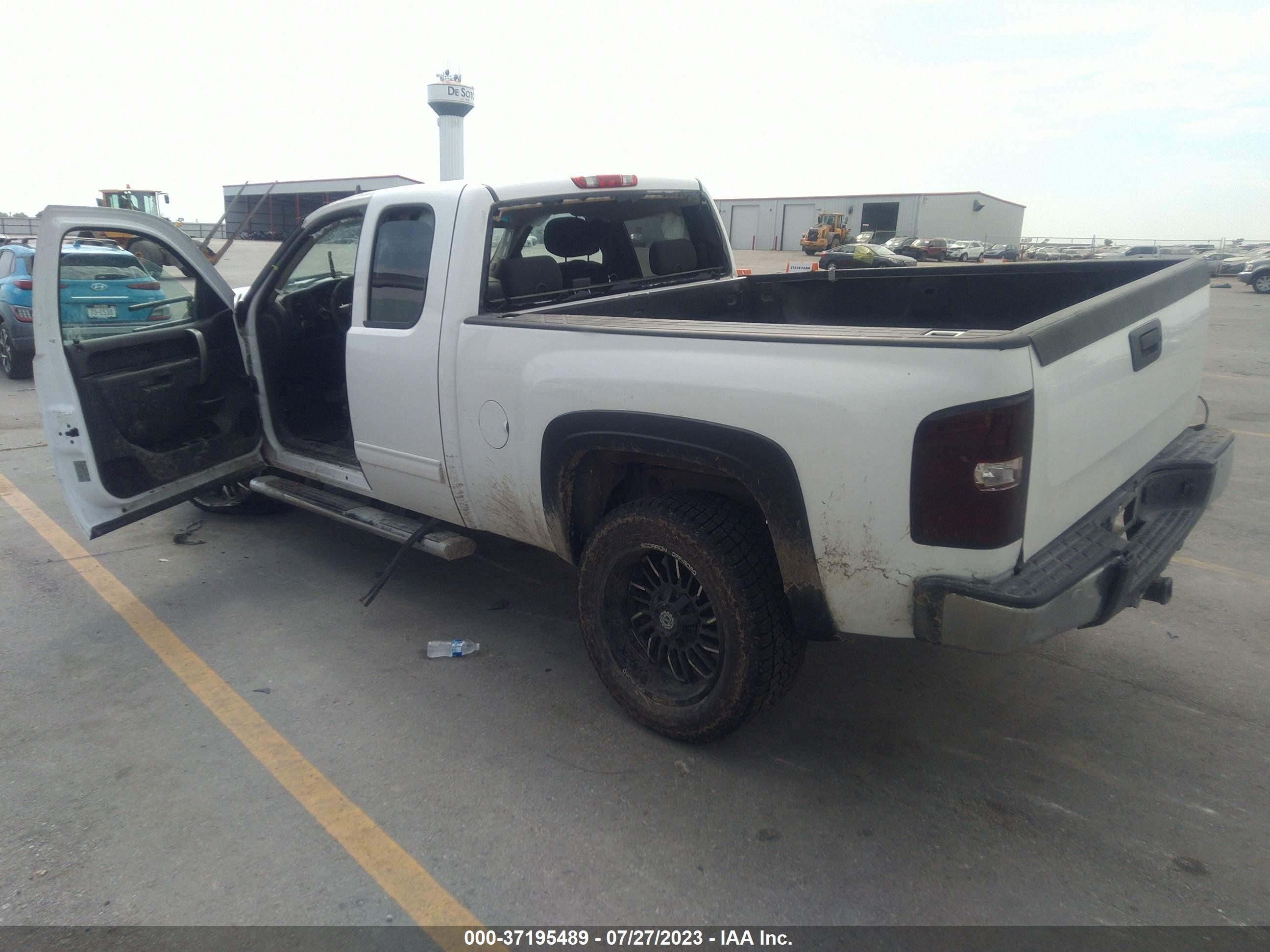 Photo 2 VIN: 1GCRKSE7XDZ152789 - CHEVROLET SILVERADO 