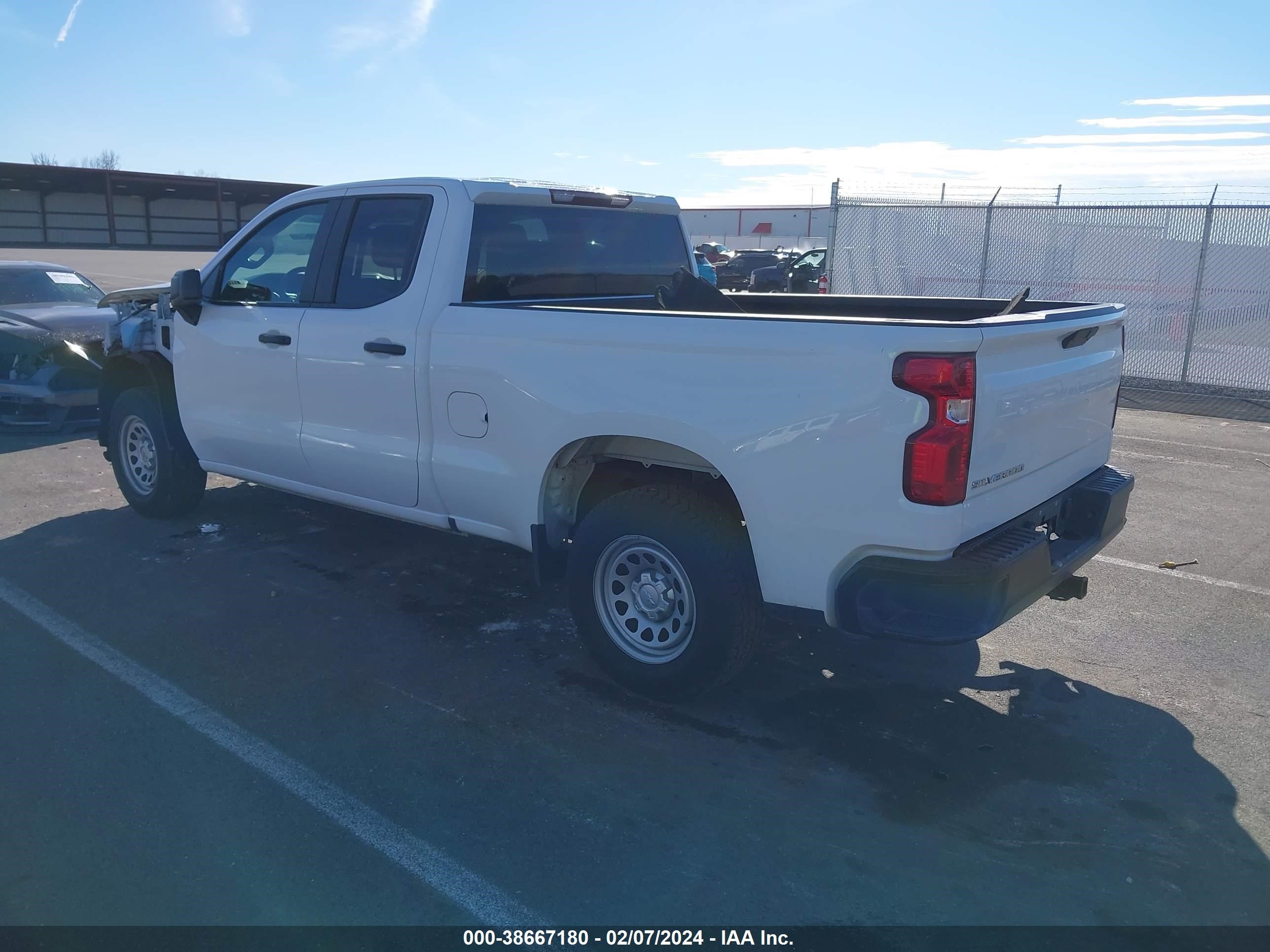 Photo 2 VIN: 1GCRWAEF6MZ323740 - CHEVROLET SILVERADO 