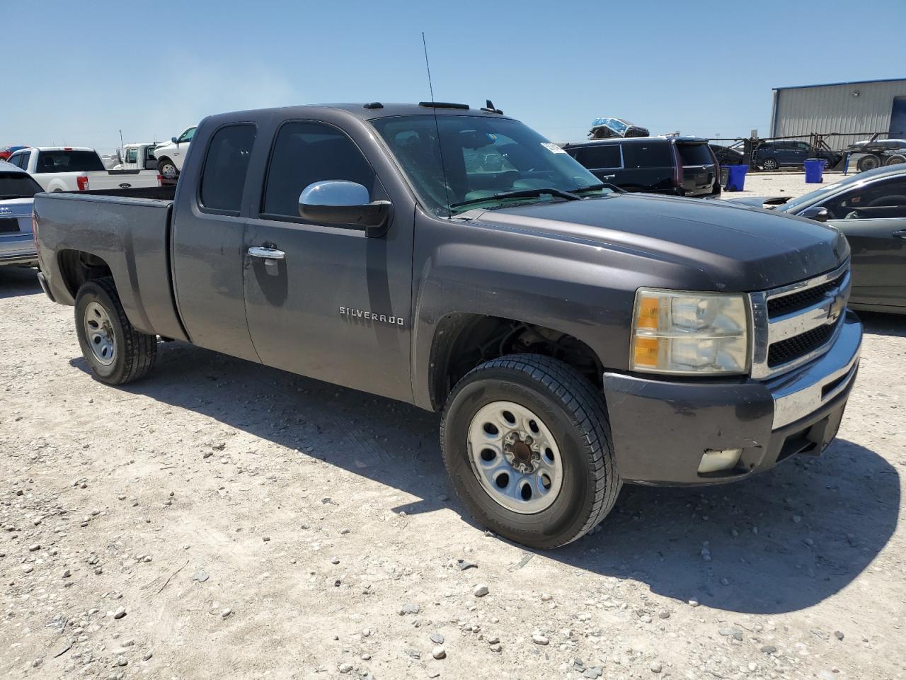 Photo 3 VIN: 1GCSCSE03AZ107786 - CHEVROLET SILVERADO 