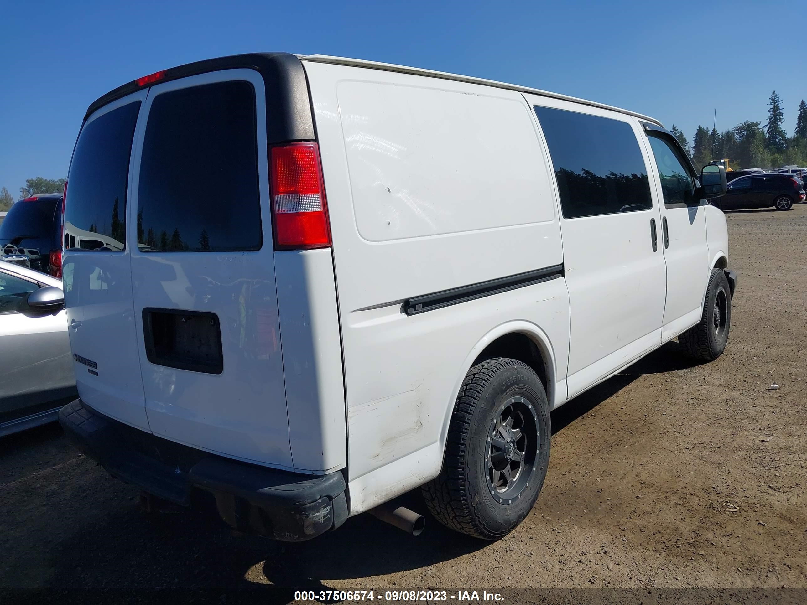 Photo 3 VIN: 1GCSGAFX7B1188222 - CHEVROLET EXPRESS 