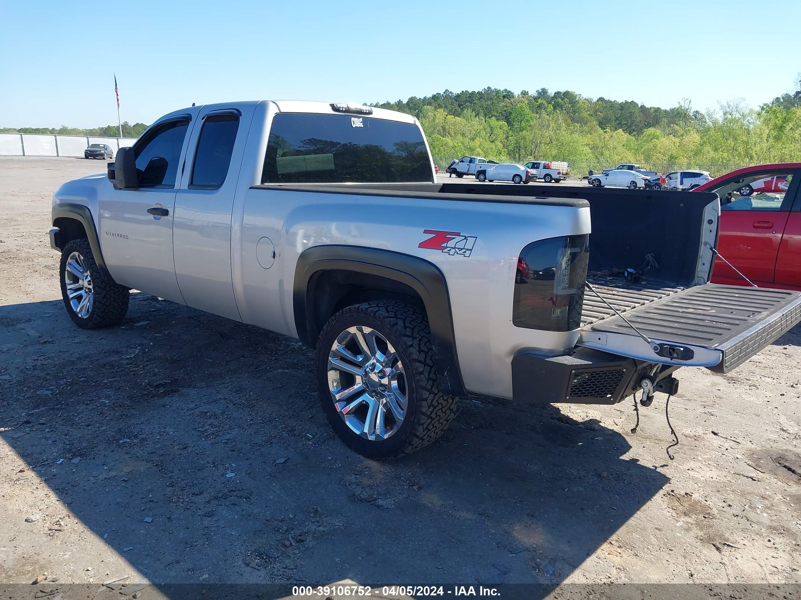 Photo 2 VIN: 1GCSKSE31AZ240785 - CHEVROLET SILVERADO 