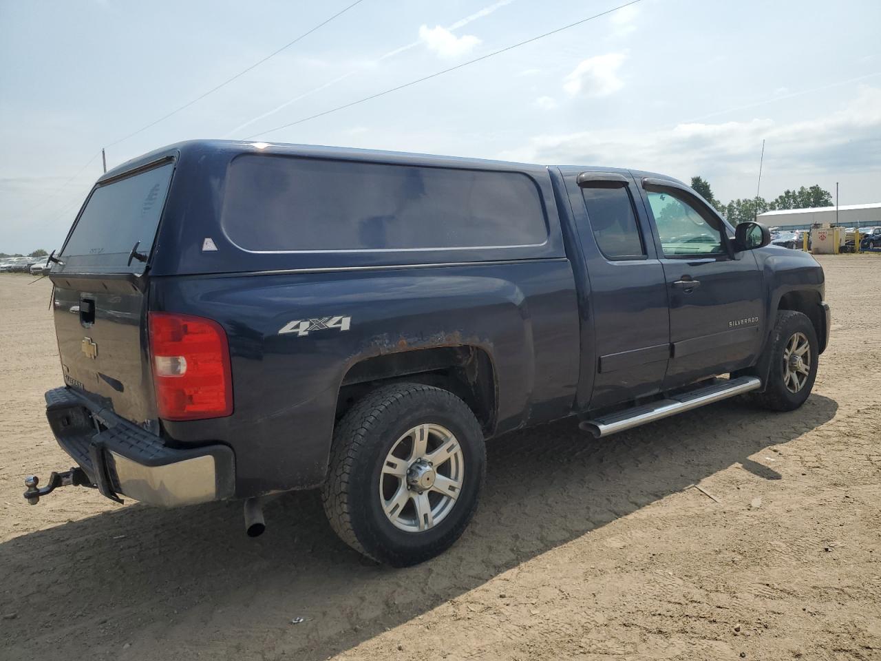 Photo 2 VIN: 1GCSKSE38AZ126928 - CHEVROLET SILVERADO 