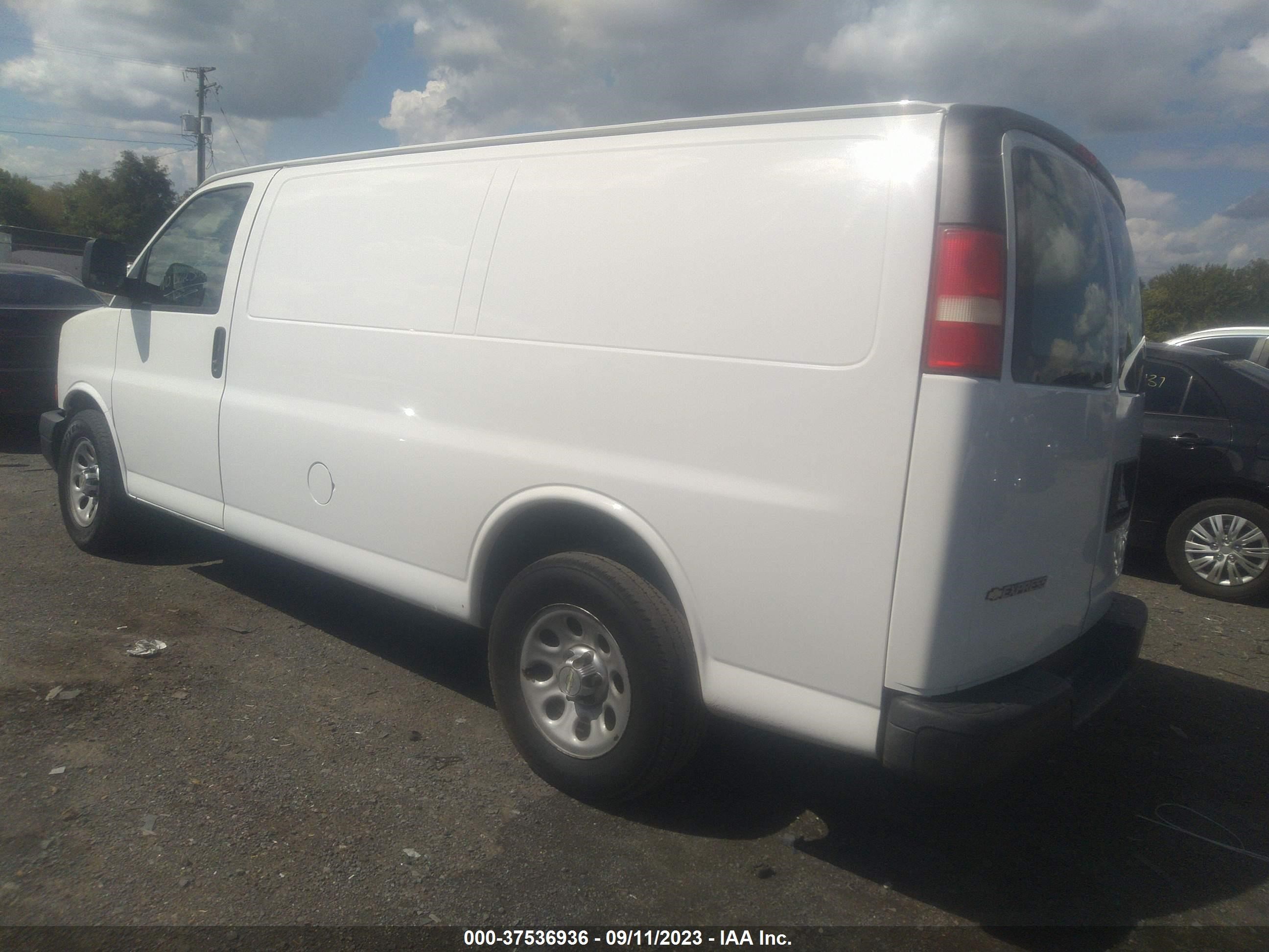 Photo 2 VIN: 1GCUGADXXA1132849 - CHEVROLET EXPRESS 