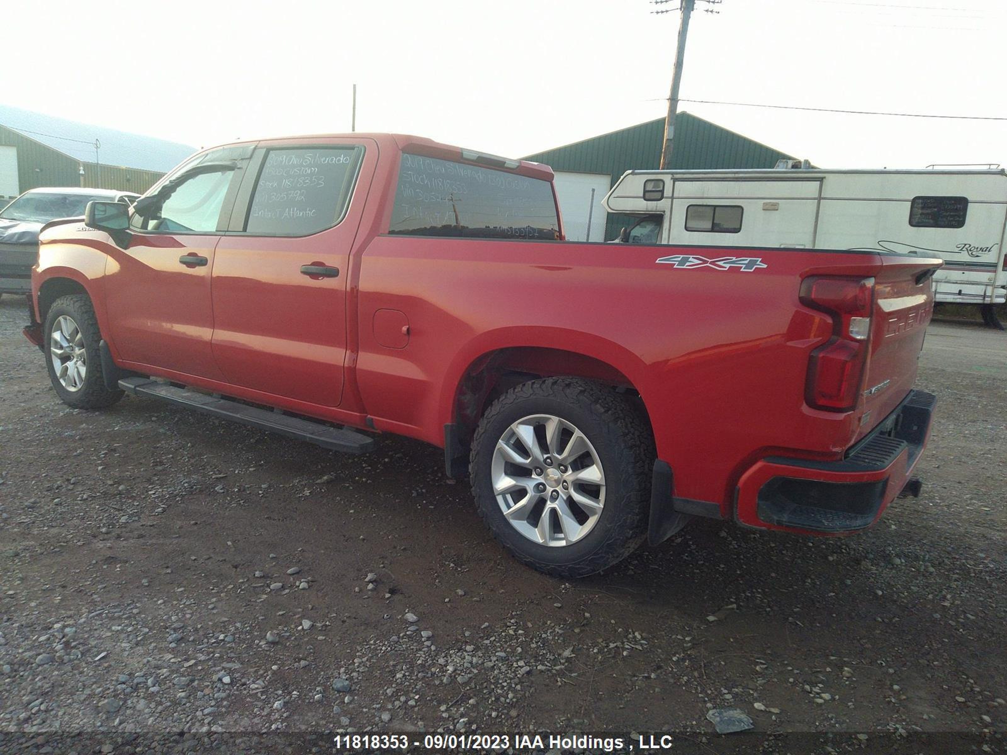 Photo 2 VIN: 1GCUYBEF2KZ305792 - CHEVROLET SILVERADO 