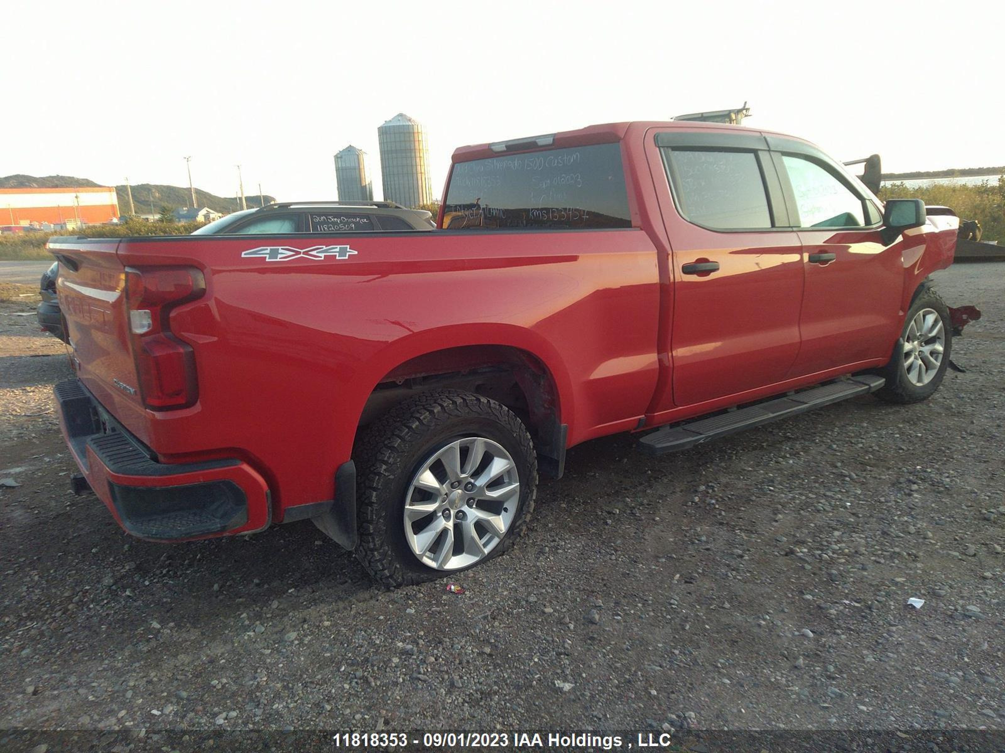 Photo 3 VIN: 1GCUYBEF2KZ305792 - CHEVROLET SILVERADO 