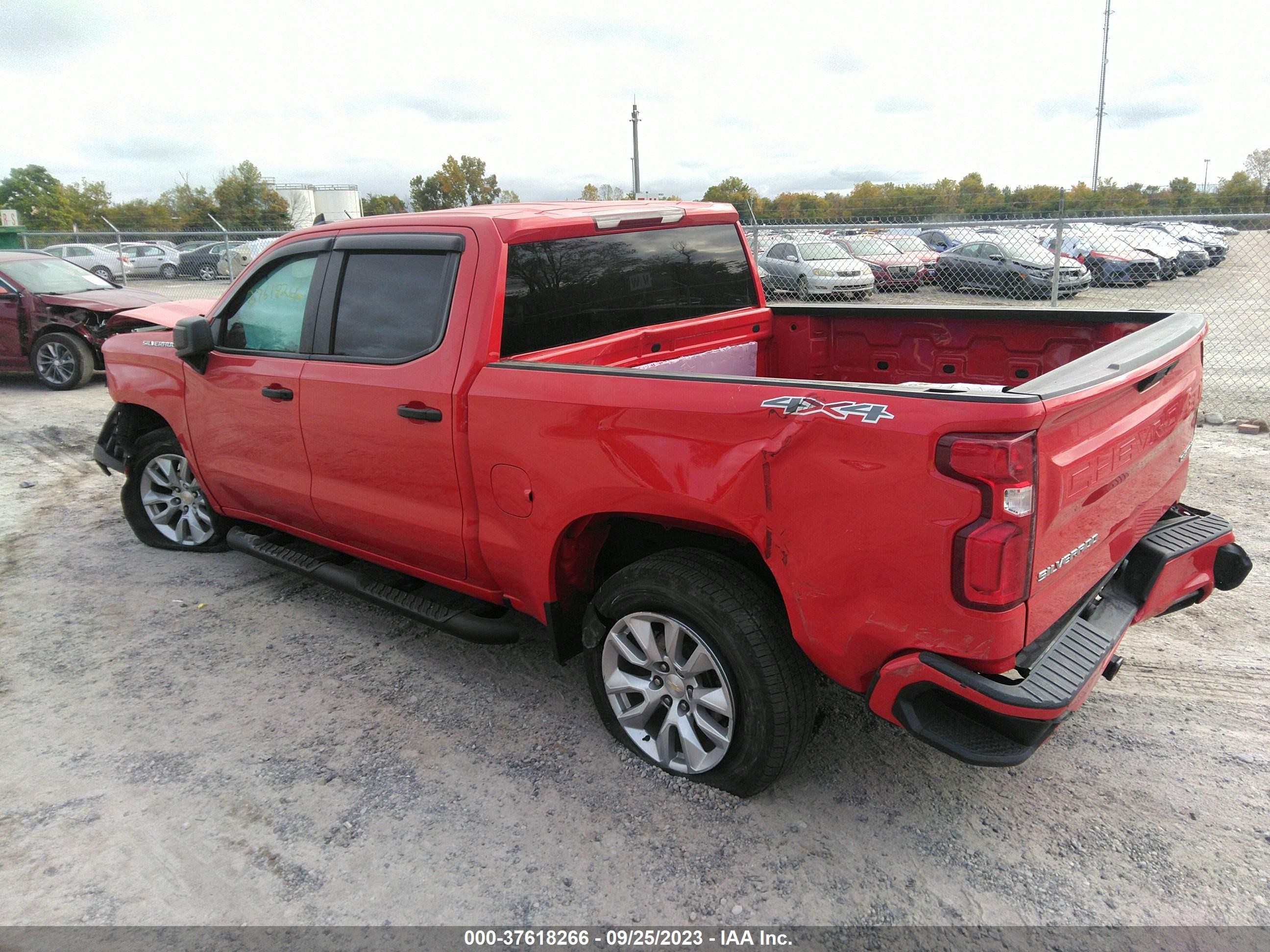 Photo 2 VIN: 1GCUYBEF7KZ170356 - CHEVROLET SILVERADO 