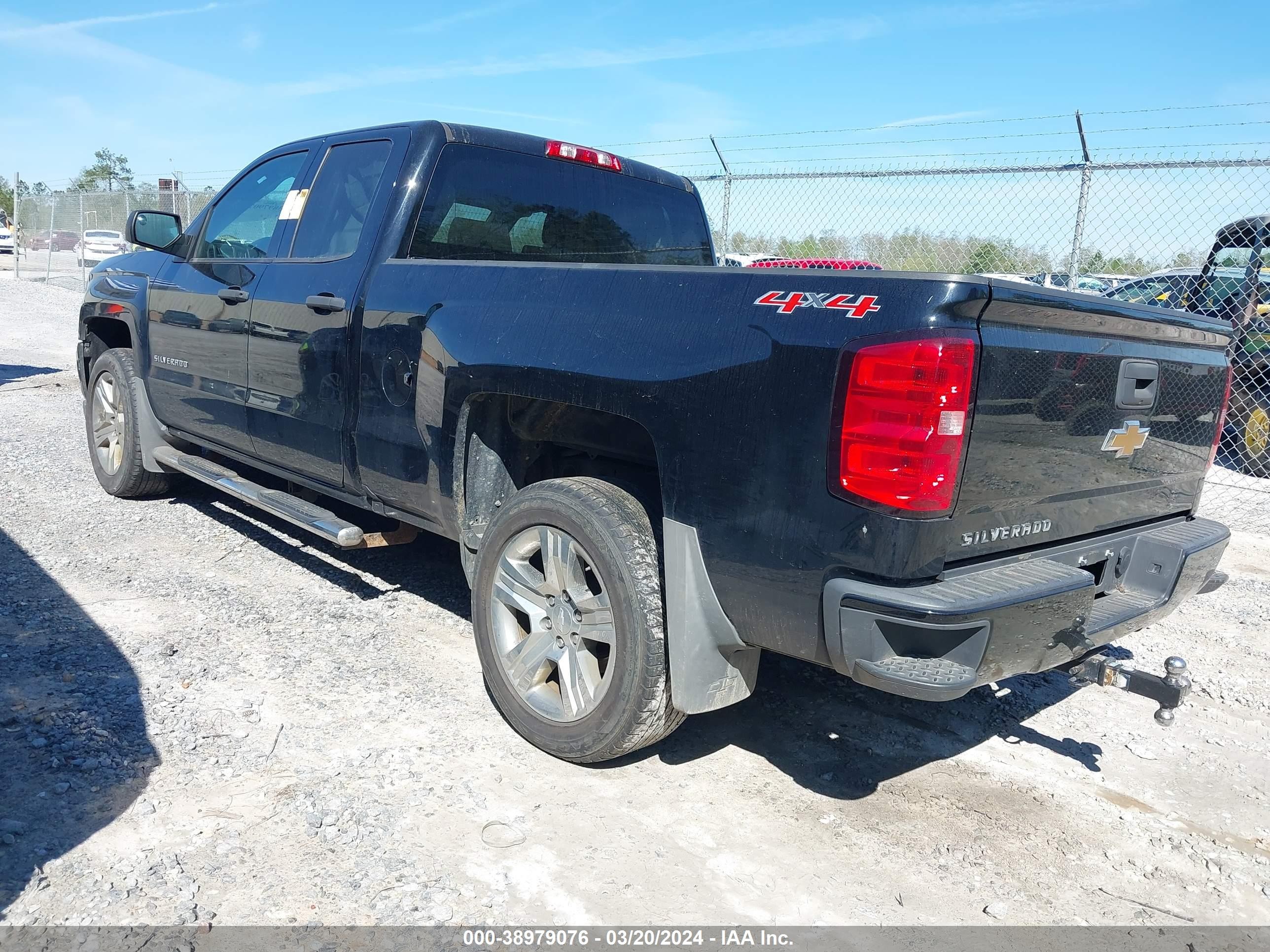 Photo 2 VIN: 1GCVKPEC2HZ323145 - CHEVROLET SILVERADO 