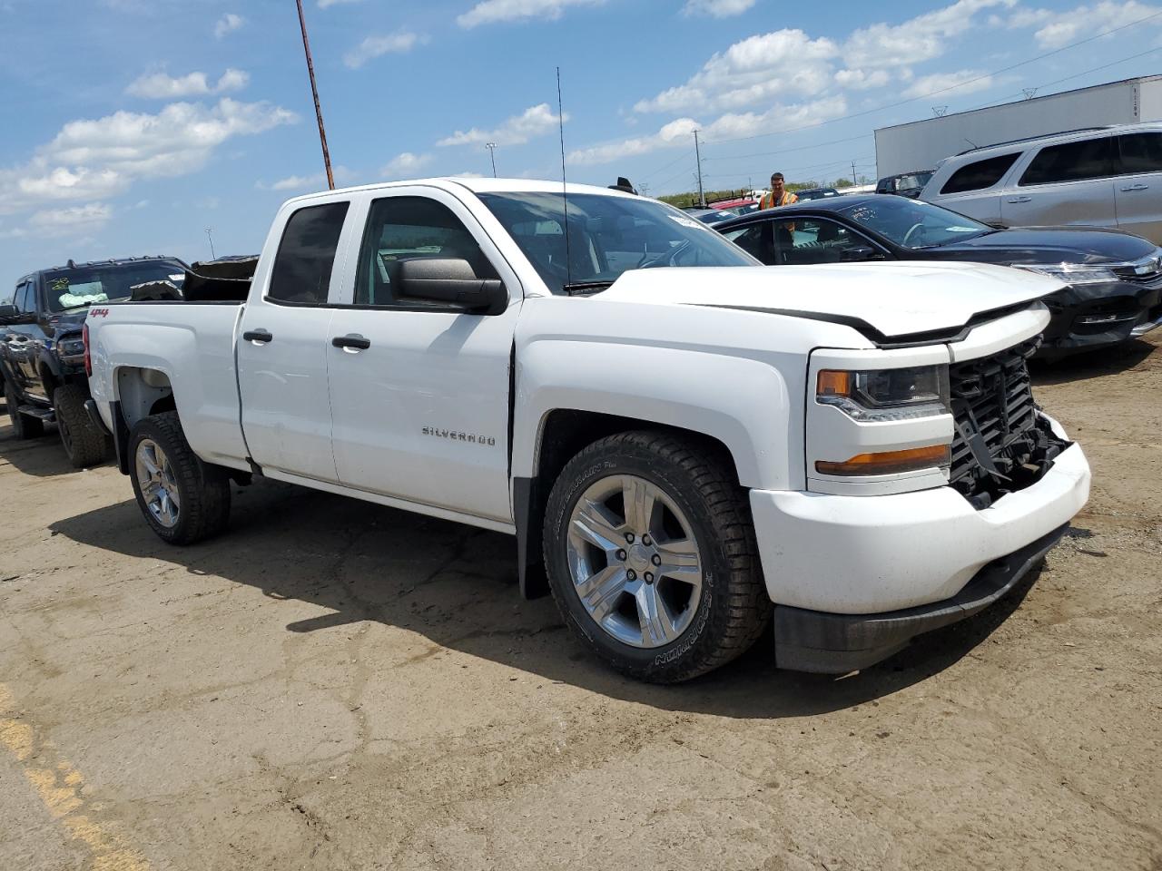 Photo 3 VIN: 1GCVKPEC6JZ358809 - CHEVROLET SILVERADO 