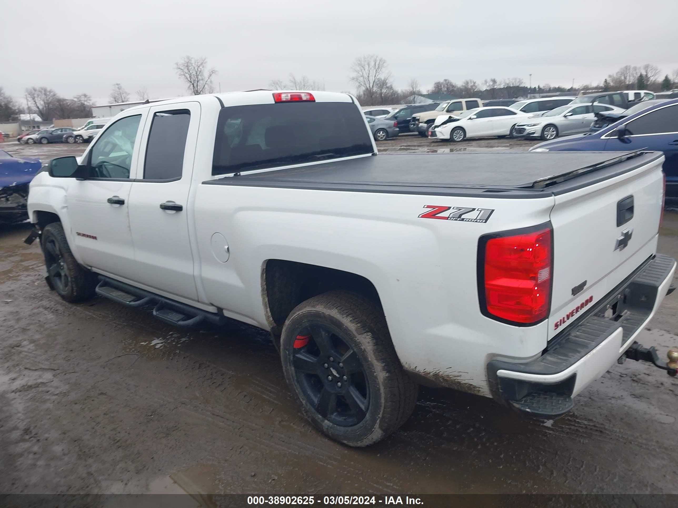 Photo 2 VIN: 1GCVKREC3JZ128799 - CHEVROLET SILVERADO 