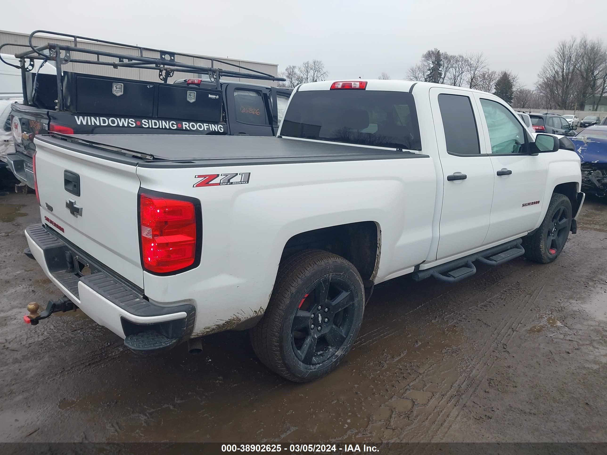 Photo 3 VIN: 1GCVKREC3JZ128799 - CHEVROLET SILVERADO 