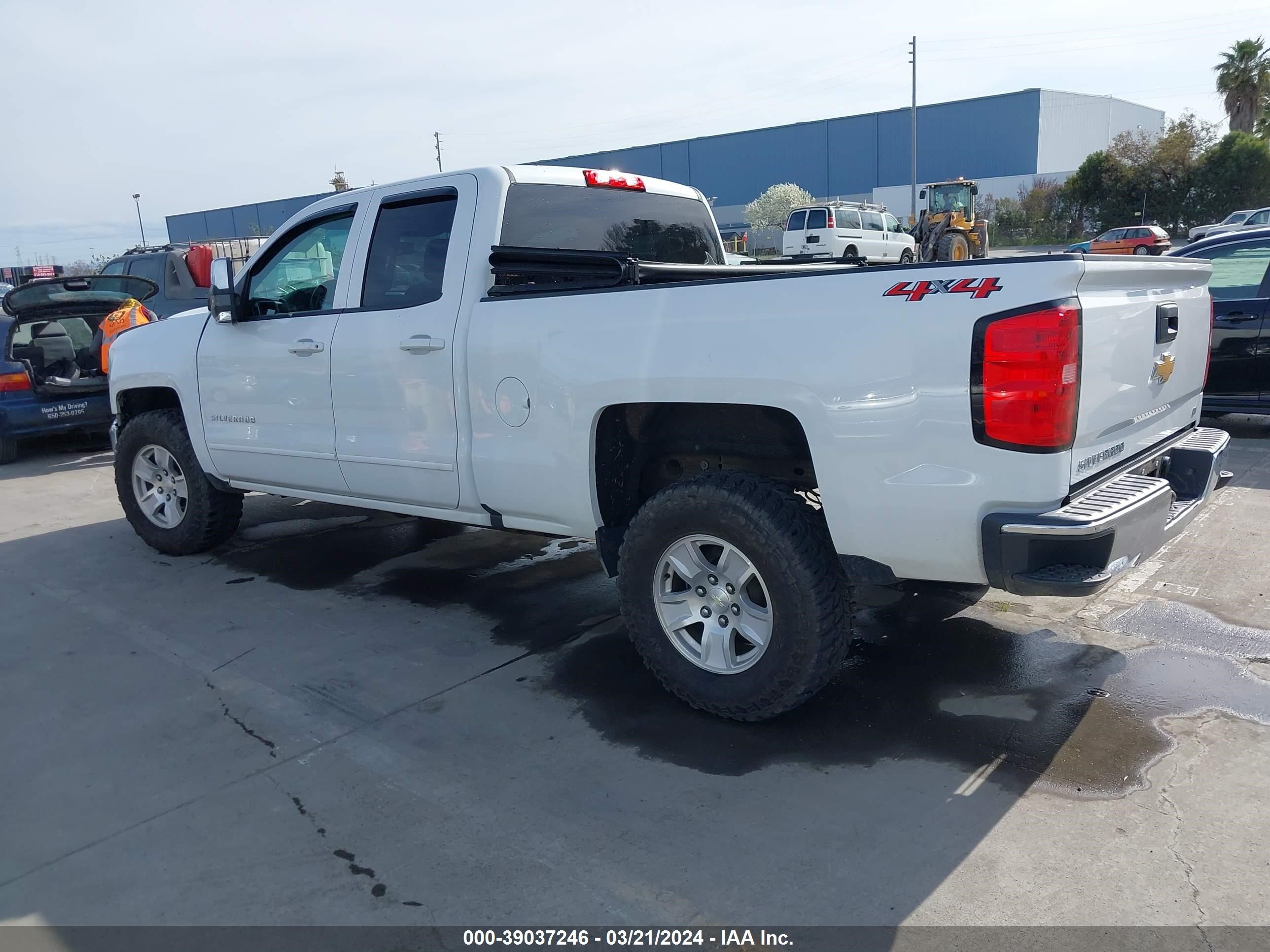 Photo 2 VIN: 1GCVKREC7JZ163572 - CHEVROLET SILVERADO 