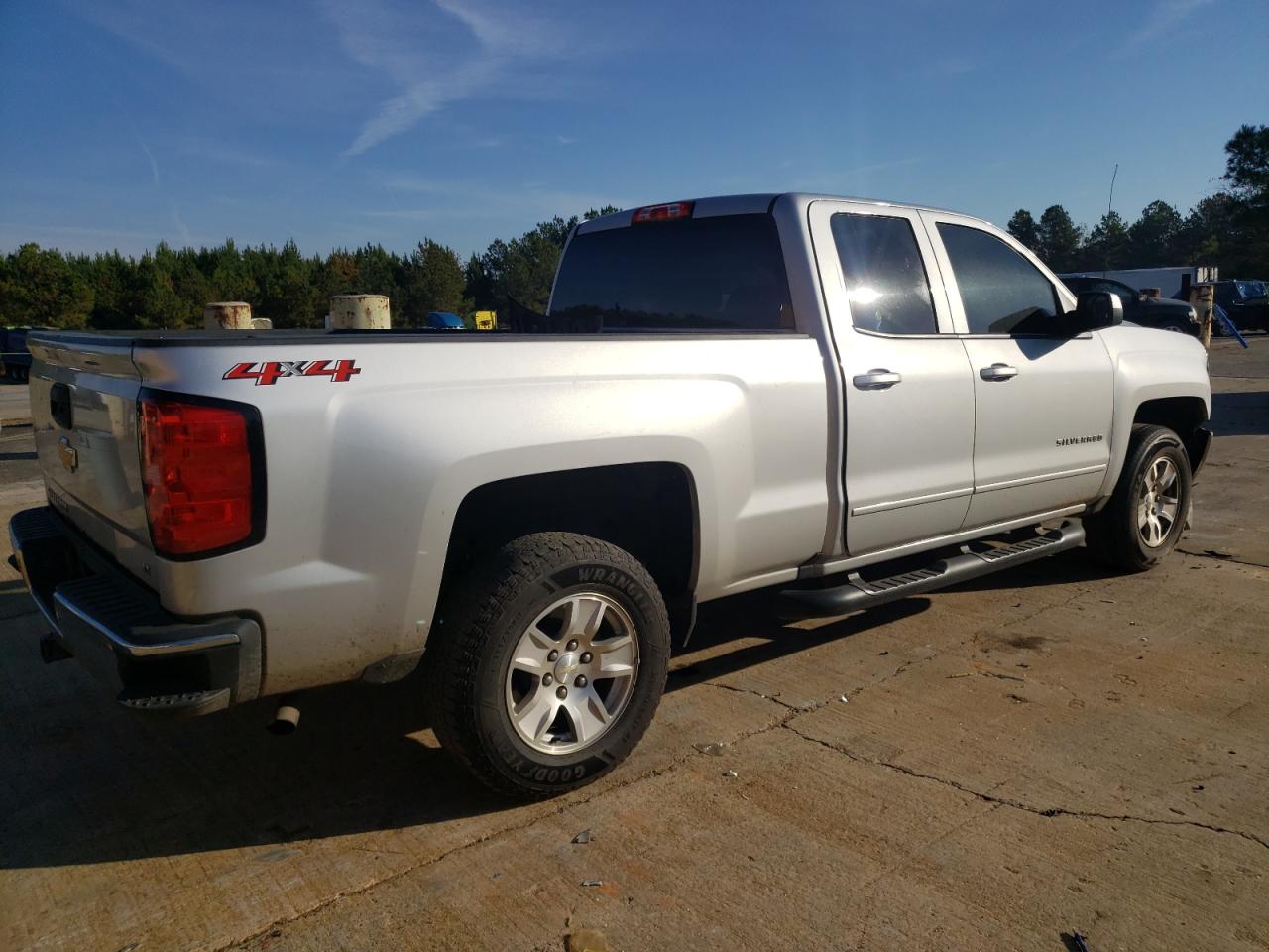 Photo 2 VIN: 1GCVKREH3JZ343420 - CHEVROLET SILVERADO 