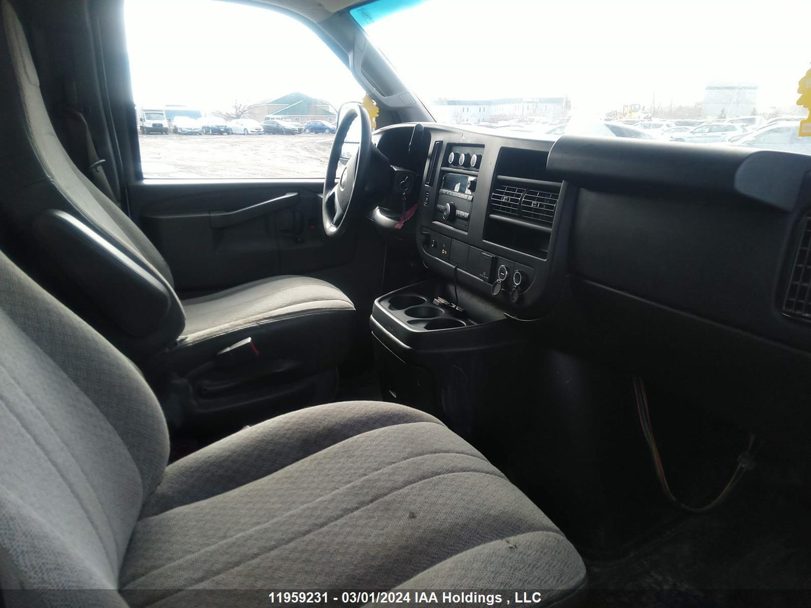 Photo 4 VIN: 1GCWGAFF0G1126144 - CHEVROLET EXPRESS 