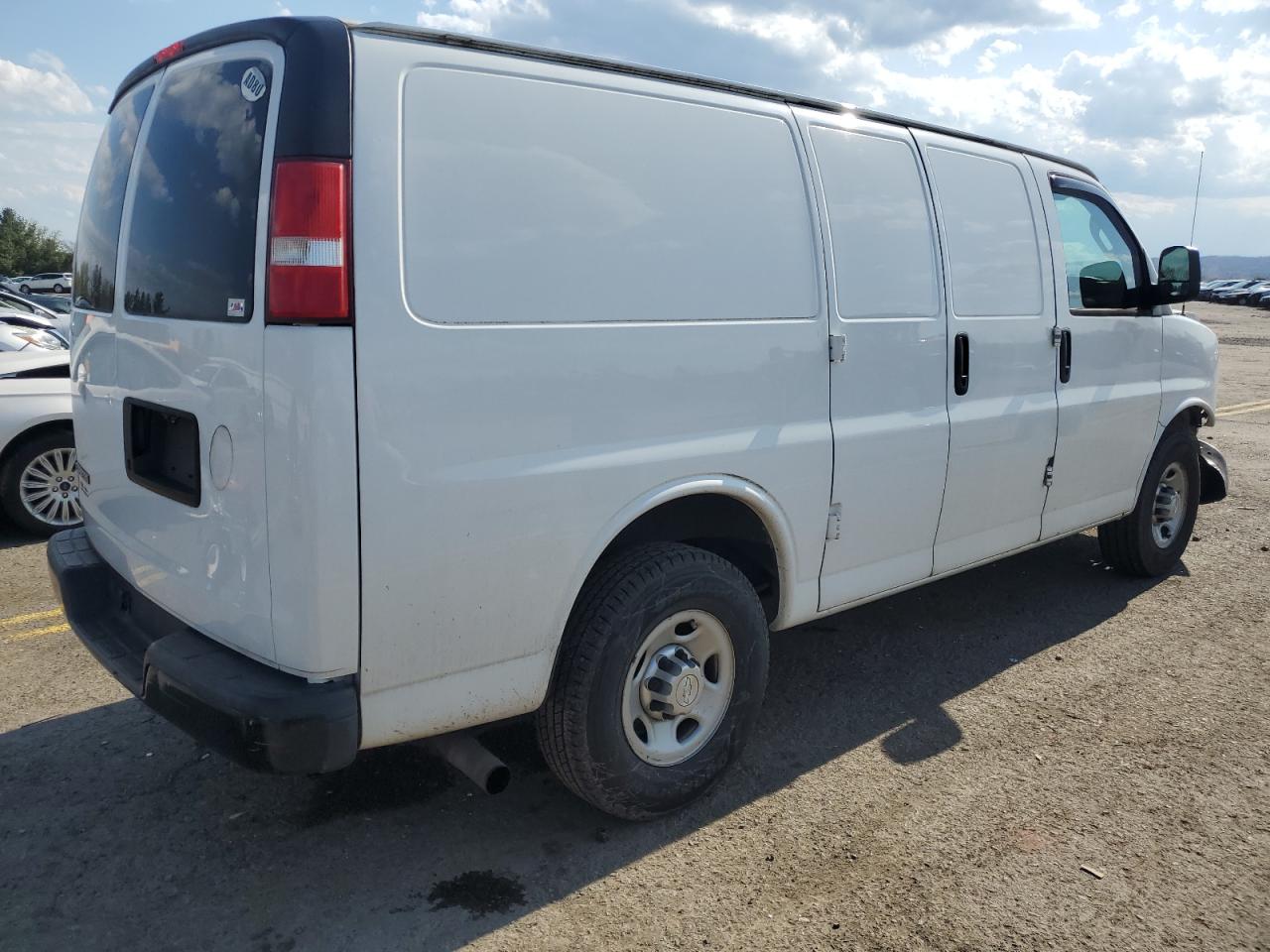 Photo 2 VIN: 1GCWGAFF3G1168324 - CHEVROLET EXPRESS 