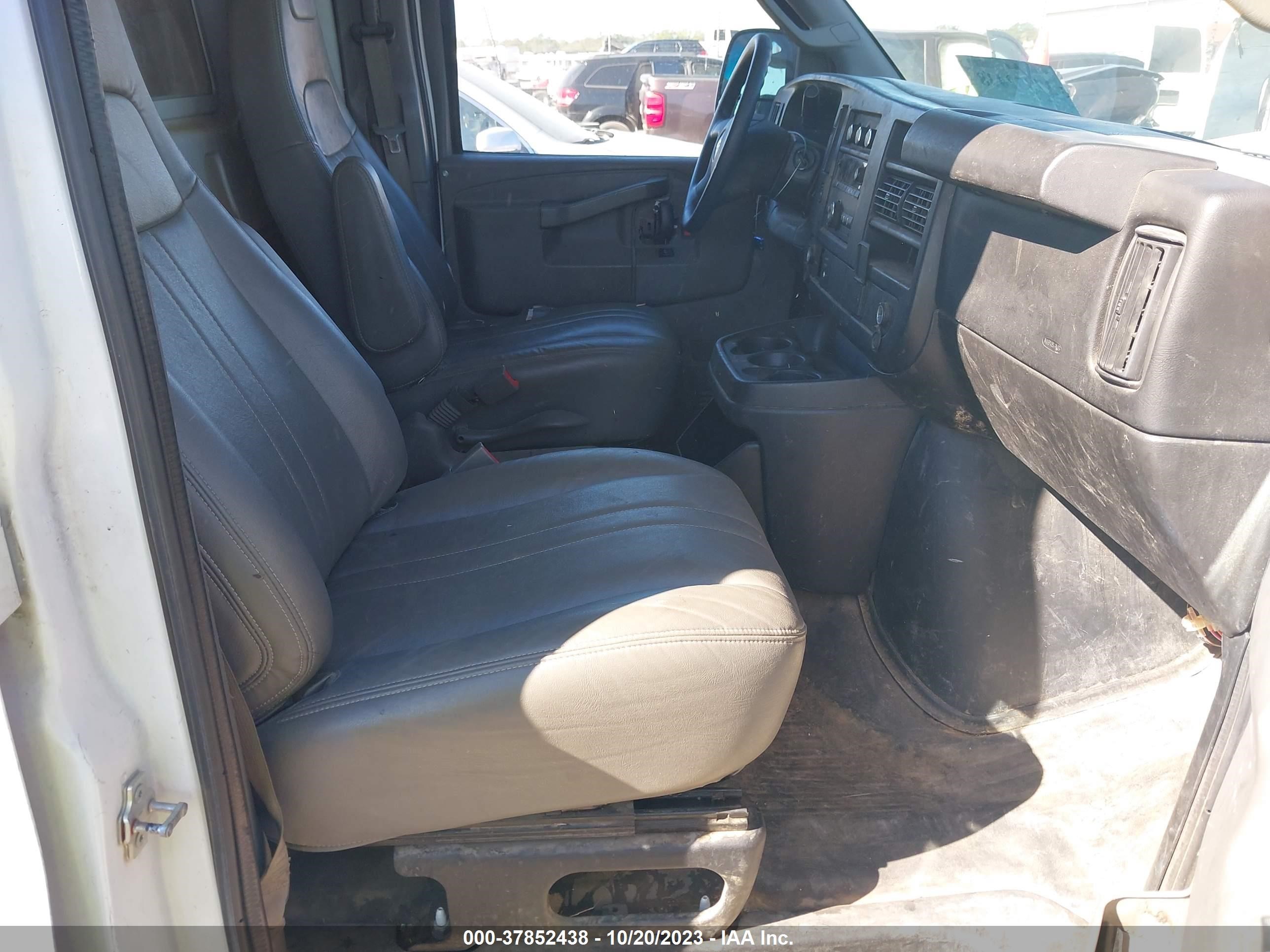 Photo 4 VIN: 1GCWGAFF5H1117988 - CHEVROLET EXPRESS 