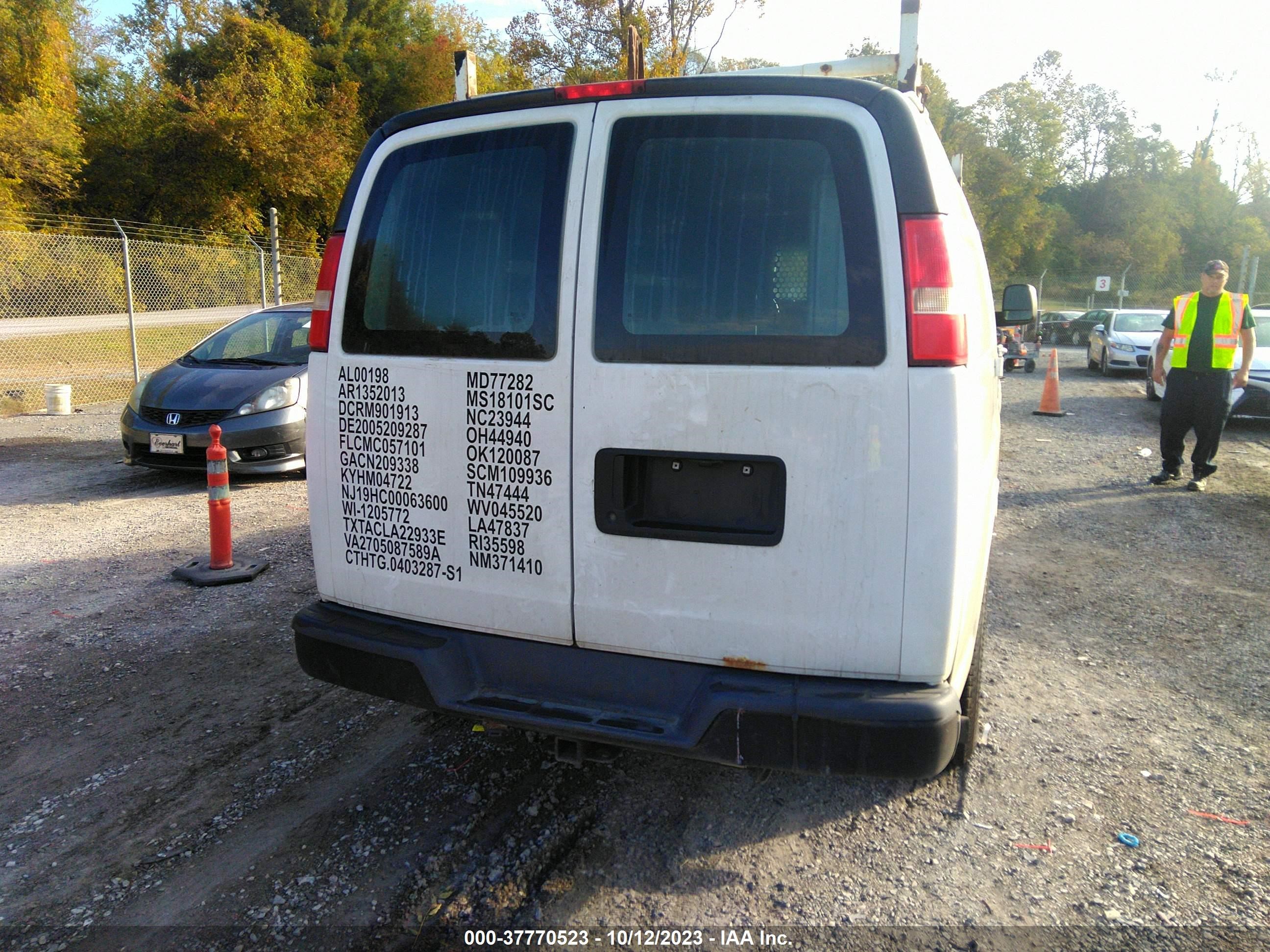 Photo 15 VIN: 1GCWGAFF8G1241445 - CHEVROLET EXPRESS 