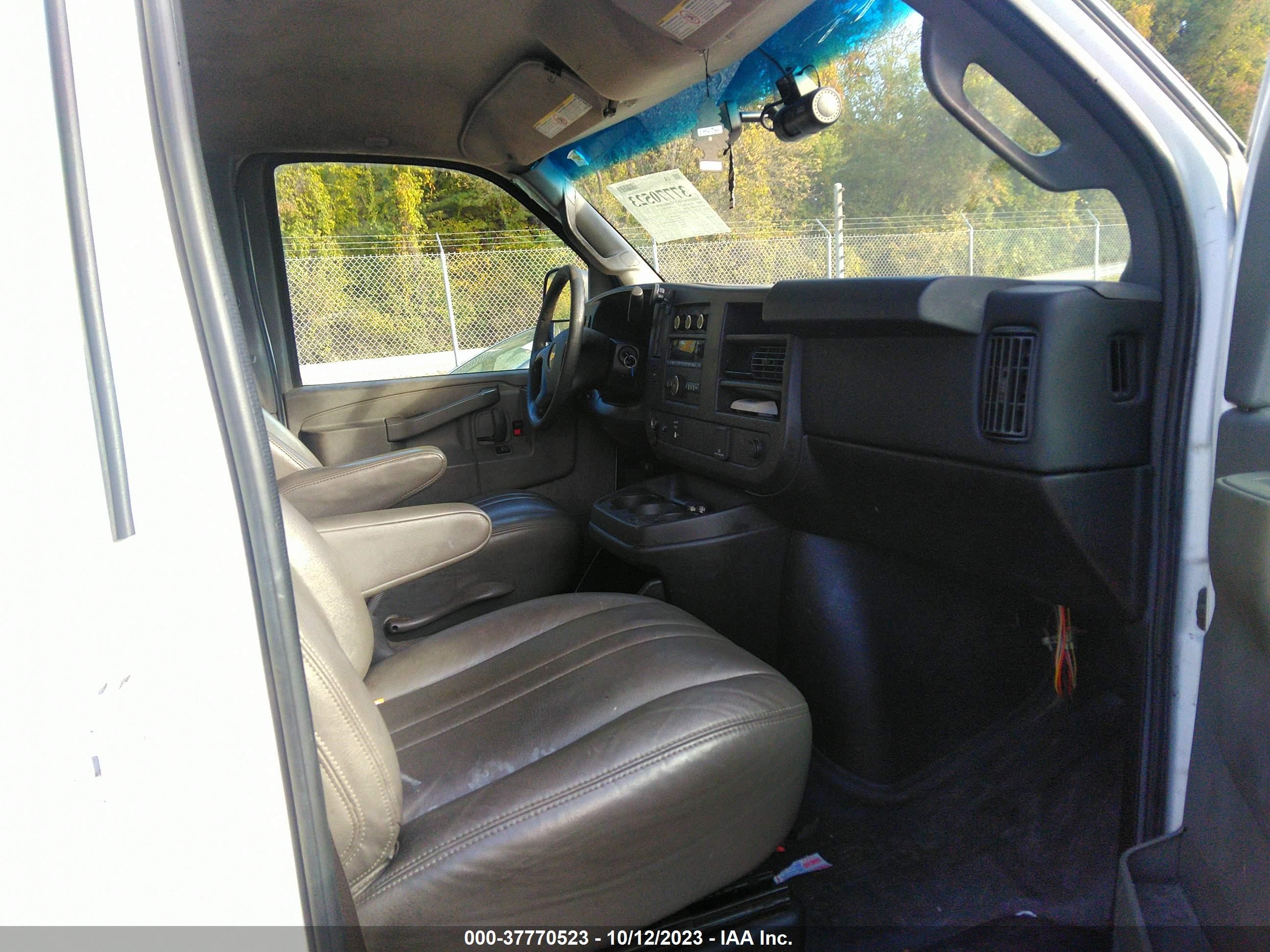 Photo 4 VIN: 1GCWGAFF8G1241445 - CHEVROLET EXPRESS 