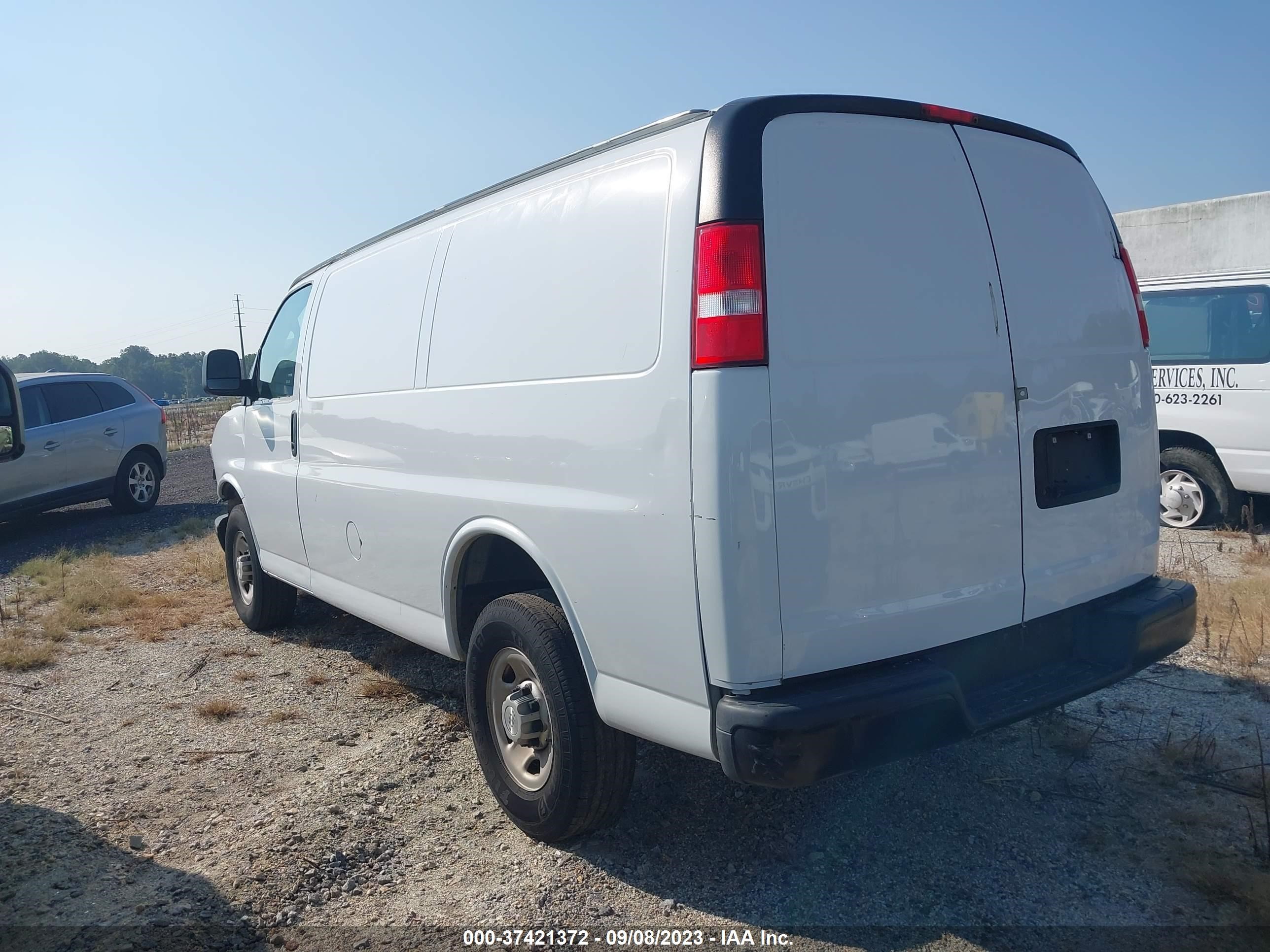 Photo 2 VIN: 1GCWGAFG9J1337858 - CHEVROLET EXPRESS 