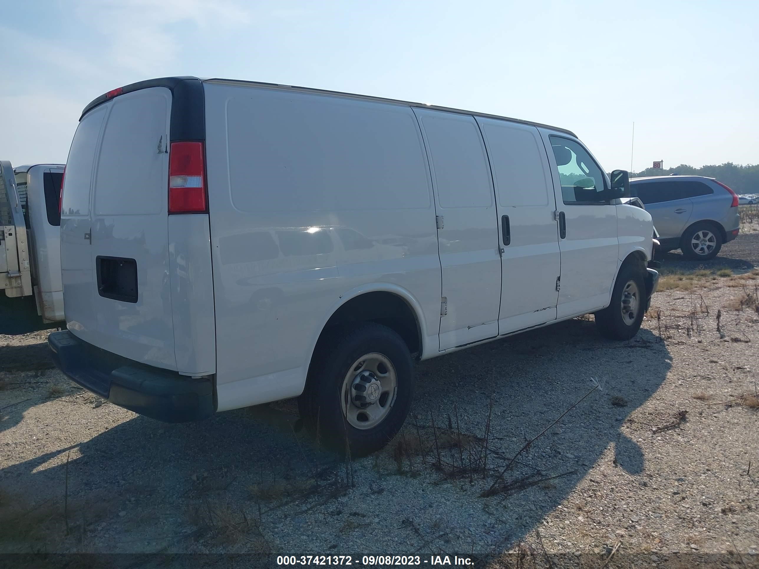 Photo 3 VIN: 1GCWGAFG9J1337858 - CHEVROLET EXPRESS 