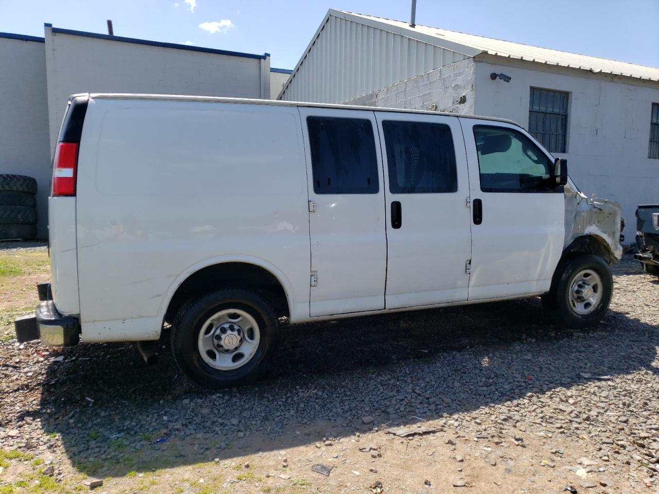 Photo 2 VIN: 1GCWGAFGXJ1905423 - CHEVROLET EXPRESS 