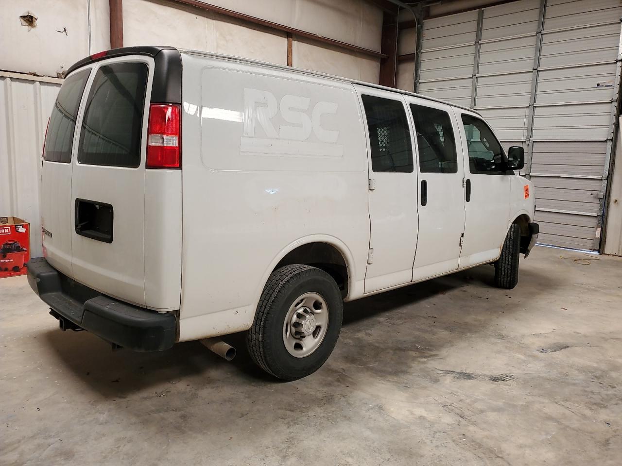 Photo 2 VIN: 1GCWGAFP2J1309223 - CHEVROLET EXPRESS 