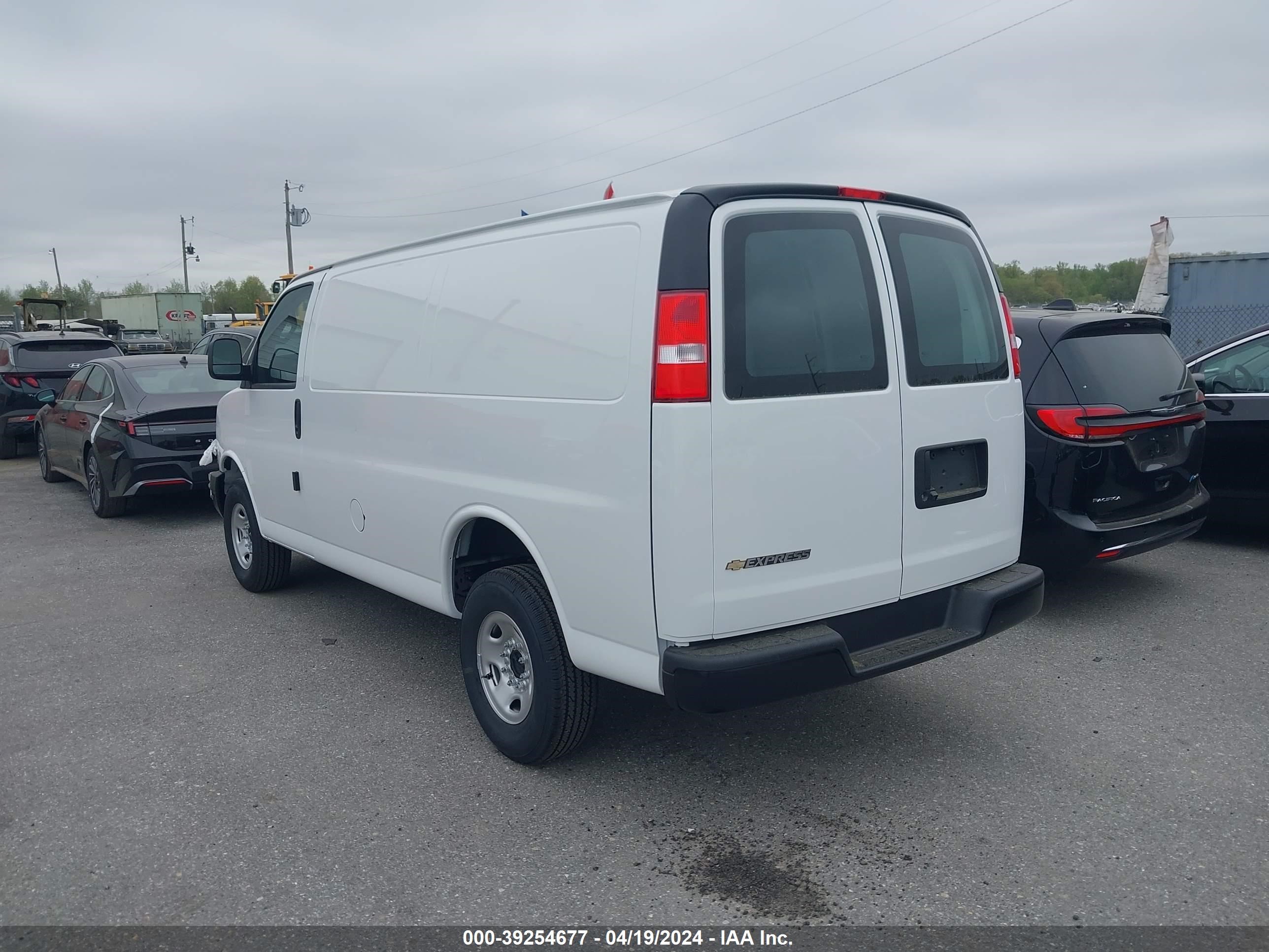 Photo 2 VIN: 1GCWGAFP5R1158762 - CHEVROLET EXPRESS 