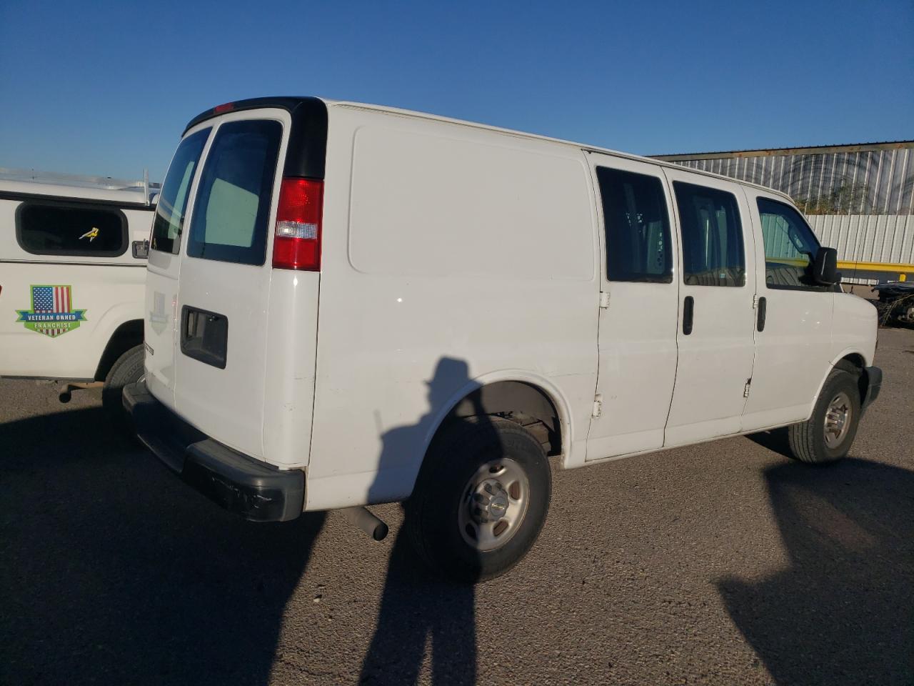 Photo 2 VIN: 1GCWGAFP6M1216726 - CHEVROLET EXPRESS 