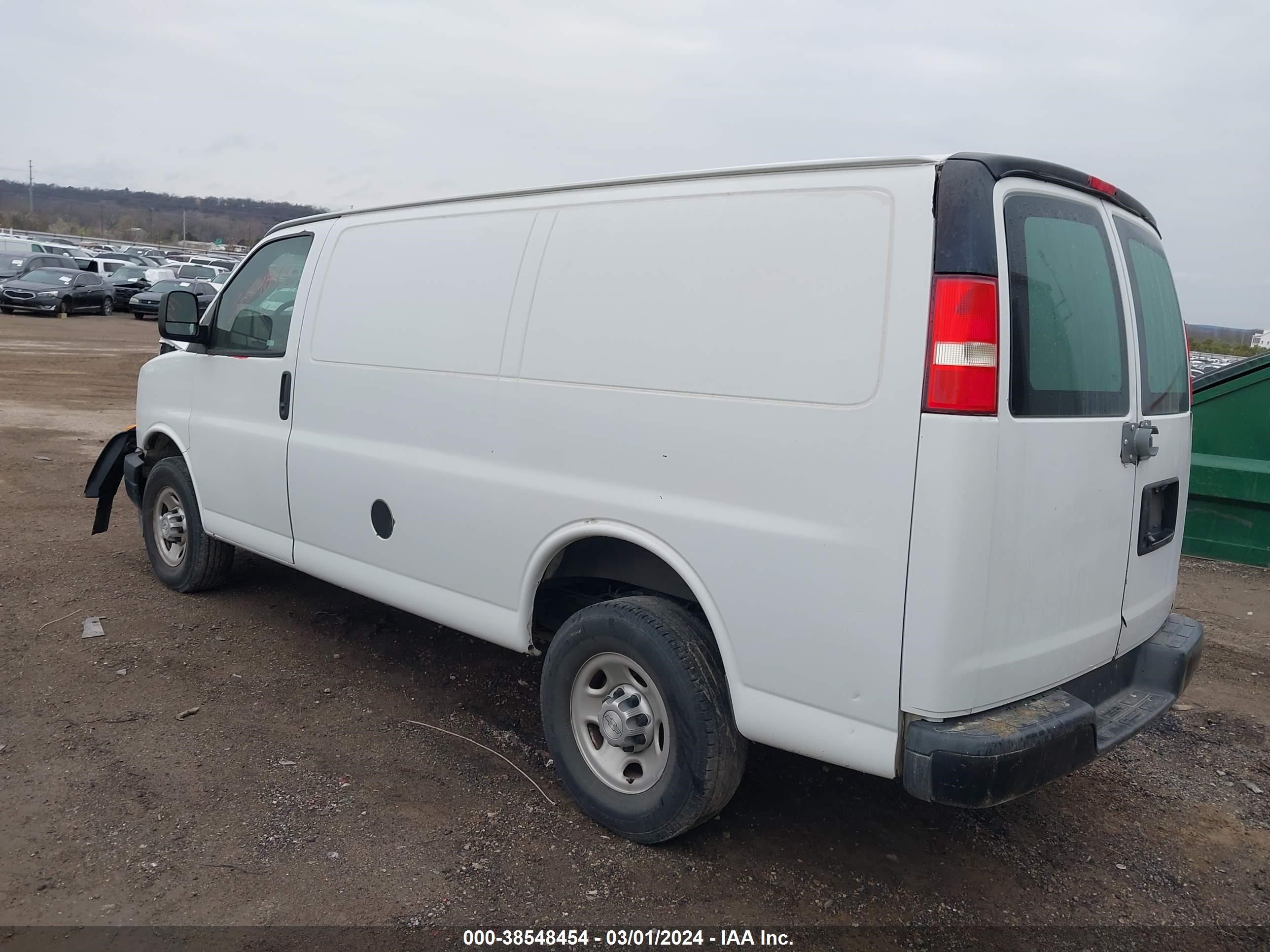 Photo 2 VIN: 1GCWGAFP7J1180198 - CHEVROLET EXPRESS 