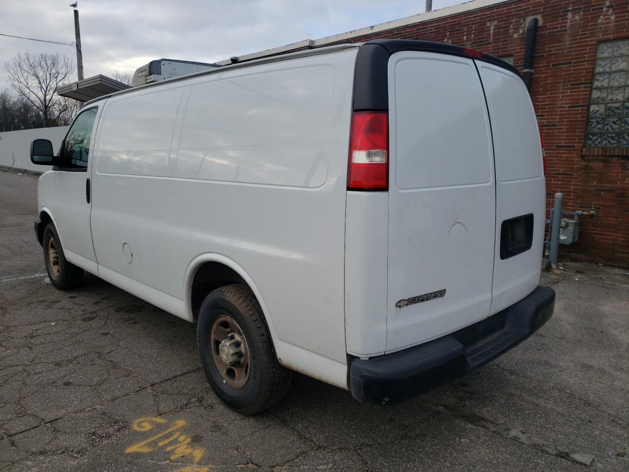 Photo 2 VIN: 1GCWGAFP9J1230681 - CHEVROLET EXPRESS 