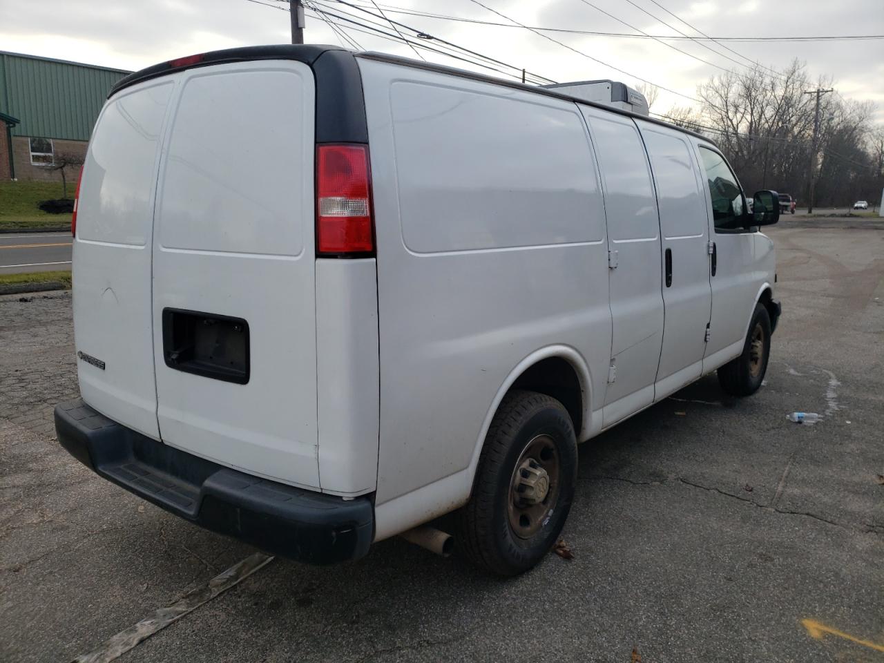 Photo 3 VIN: 1GCWGAFP9J1230681 - CHEVROLET EXPRESS 