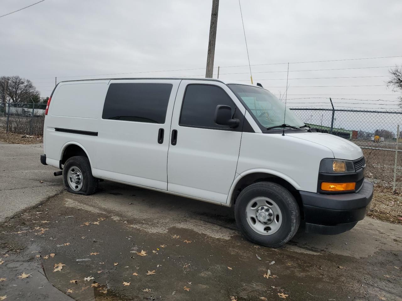 Photo 3 VIN: 1GCWGAFP9K1330507 - CHEVROLET EXPRESS 