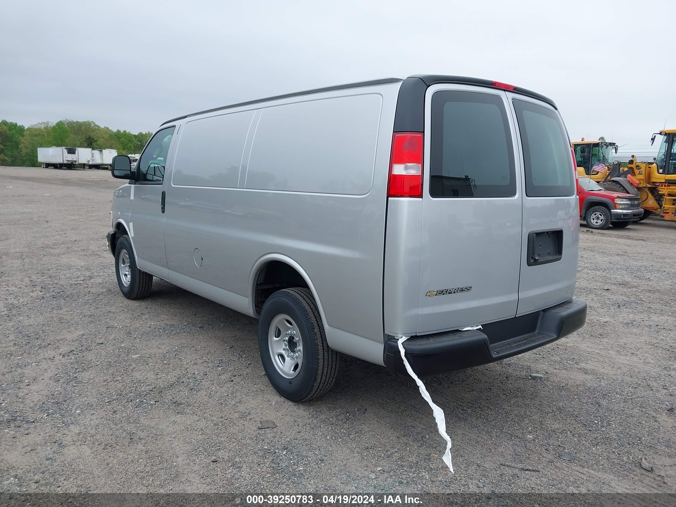 Photo 2 VIN: 1GCWGAFP9R1158148 - CHEVROLET EXPRESS 