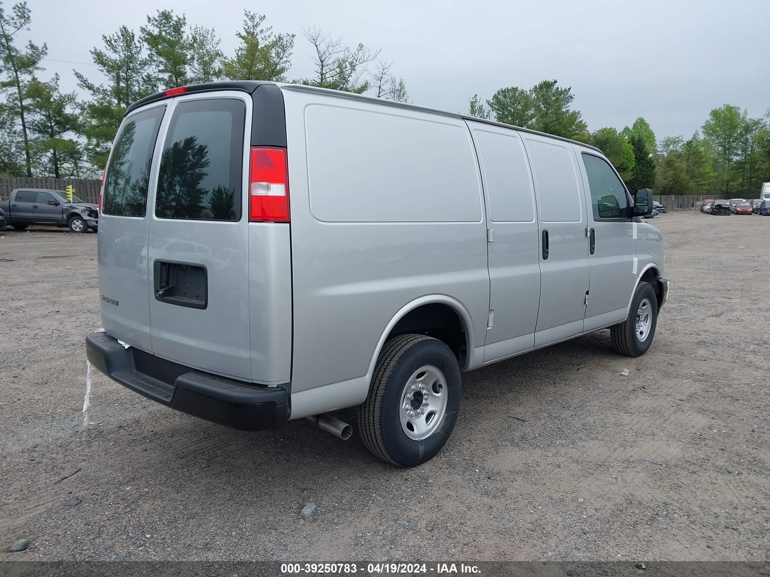 Photo 3 VIN: 1GCWGAFP9R1158148 - CHEVROLET EXPRESS 