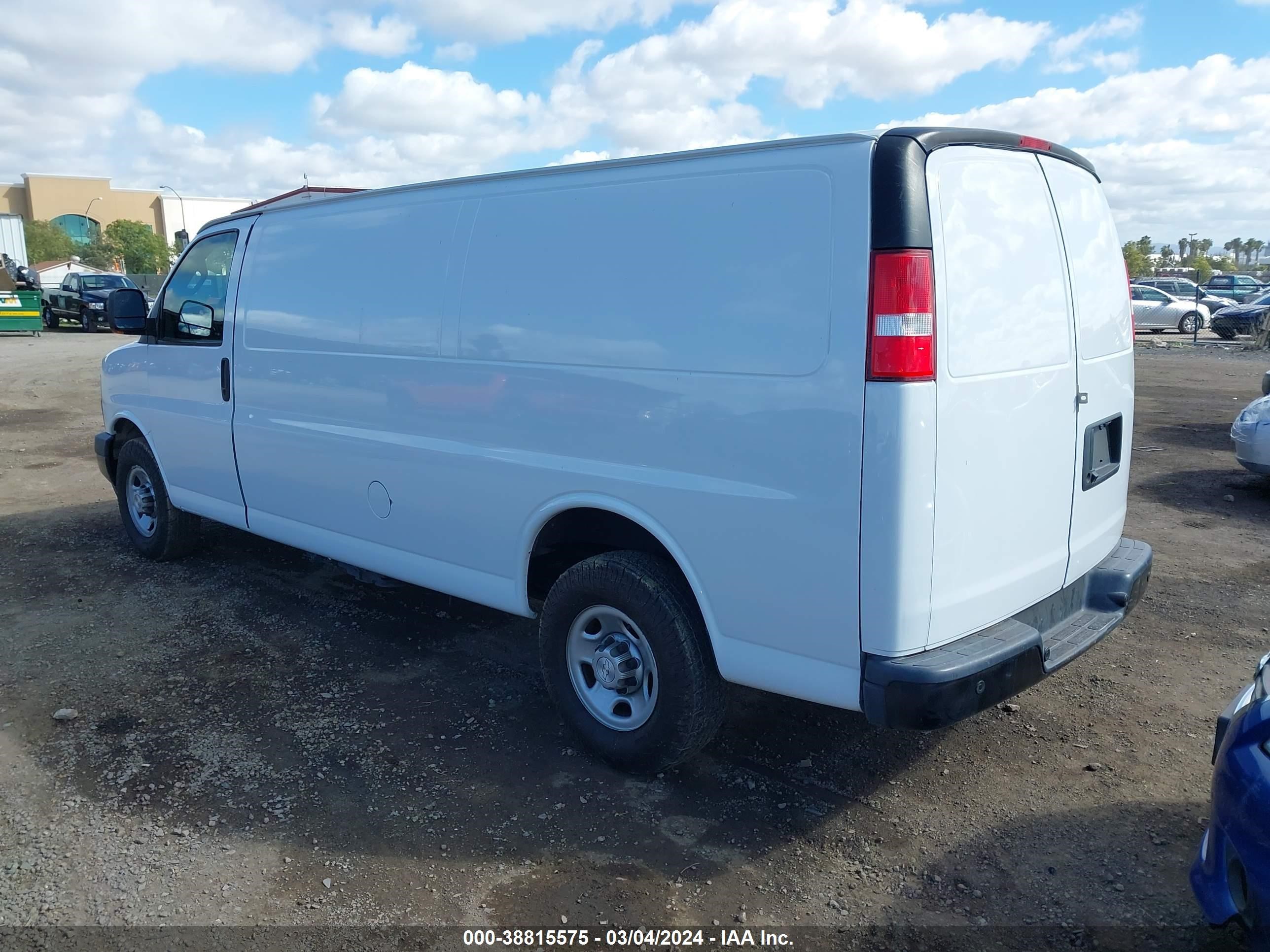 Photo 2 VIN: 1GCWGBF19J1201540 - CHEVROLET EXPRESS 