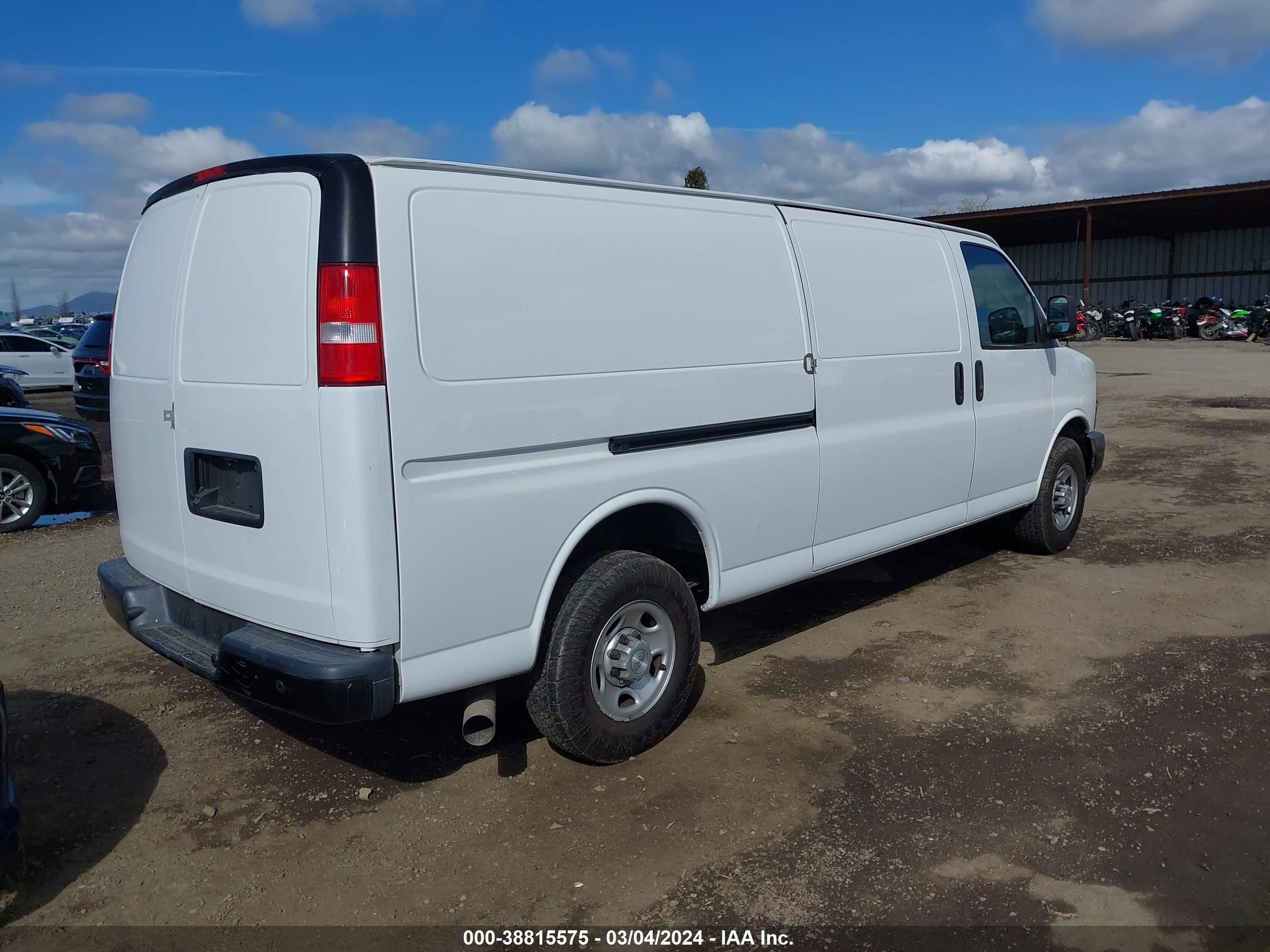 Photo 3 VIN: 1GCWGBF19J1201540 - CHEVROLET EXPRESS 