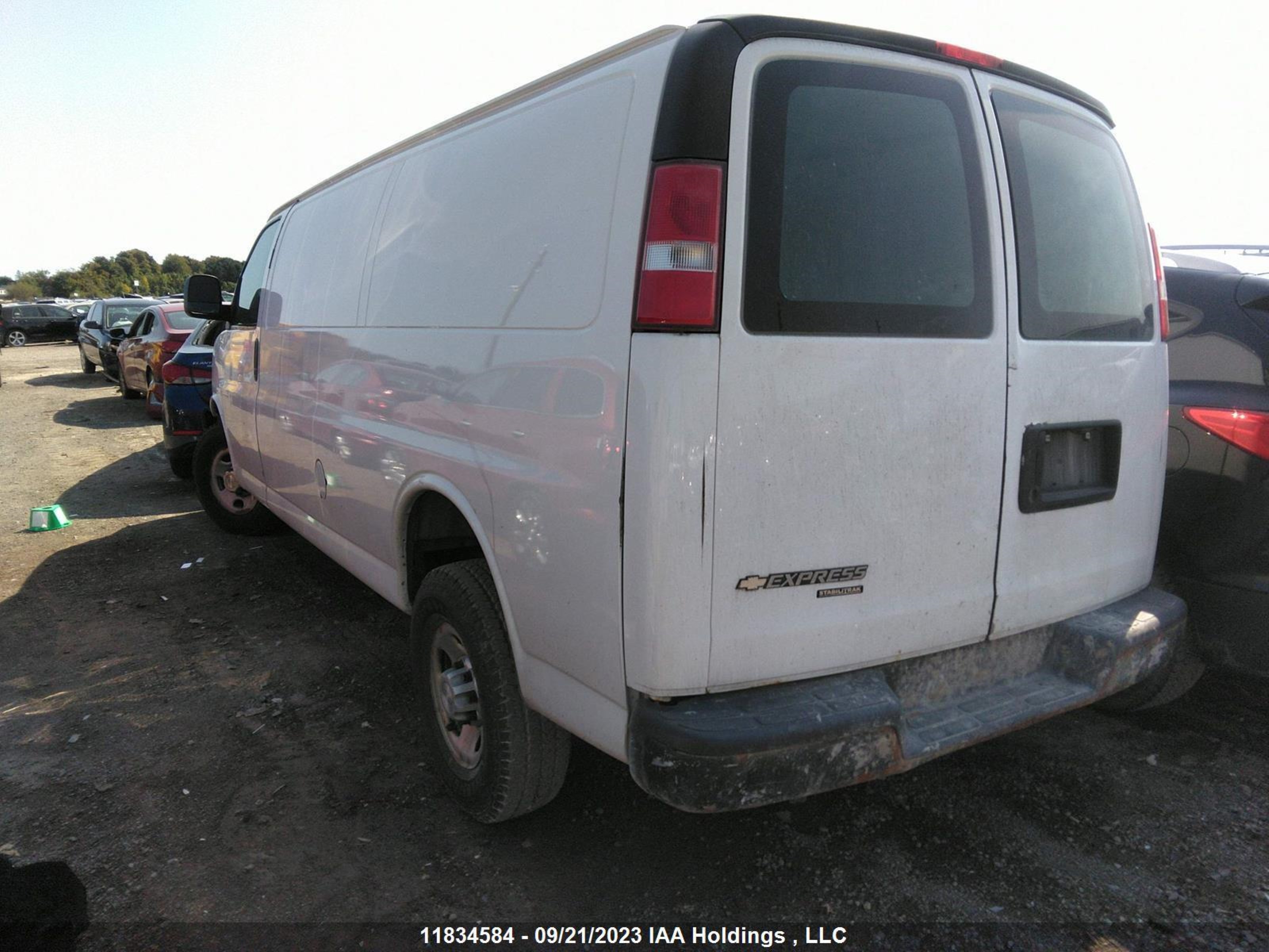 Photo 2 VIN: 1GCWGBFF2G1130315 - CHEVROLET EXPRESS 