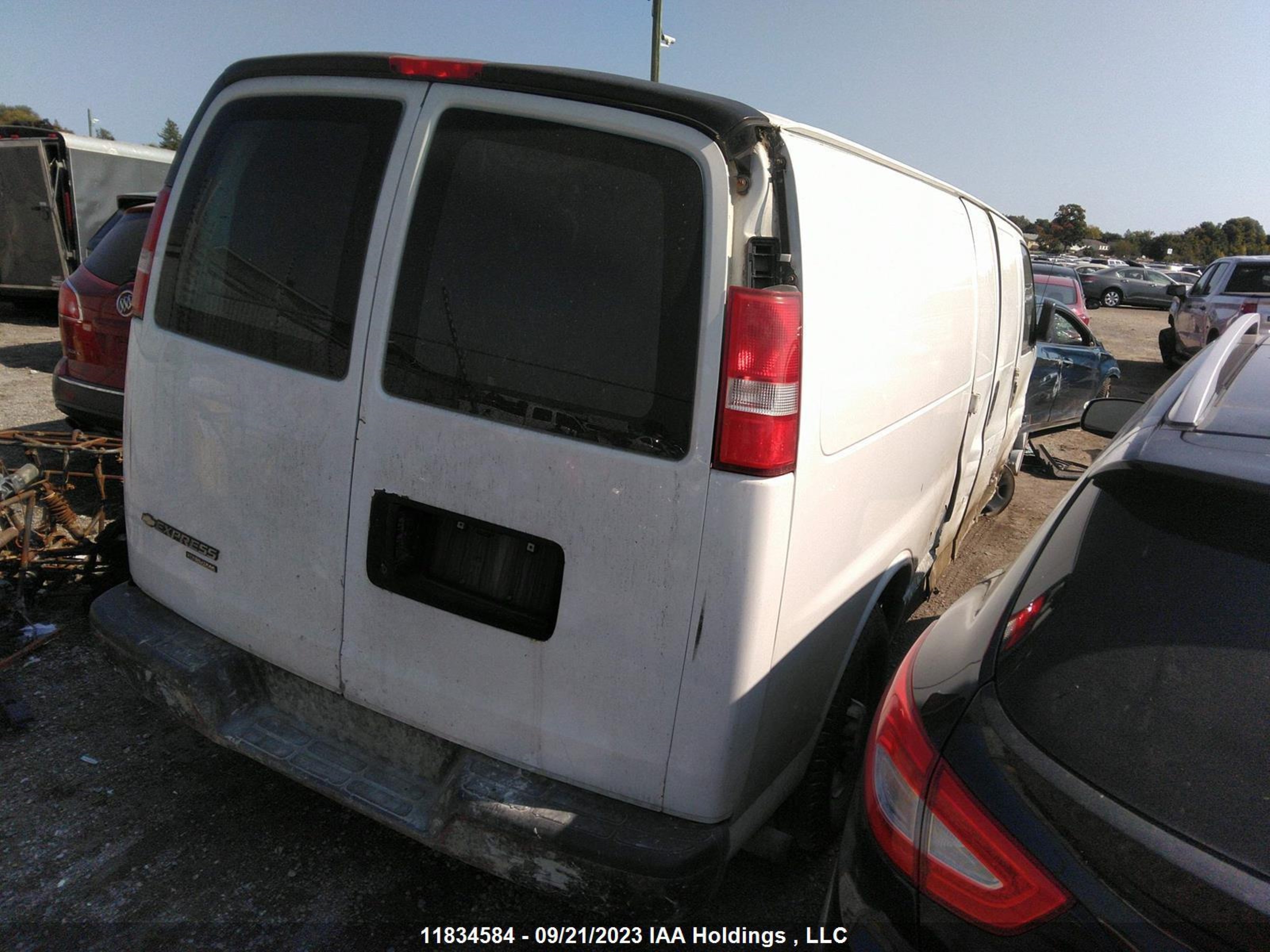 Photo 3 VIN: 1GCWGBFF2G1130315 - CHEVROLET EXPRESS 