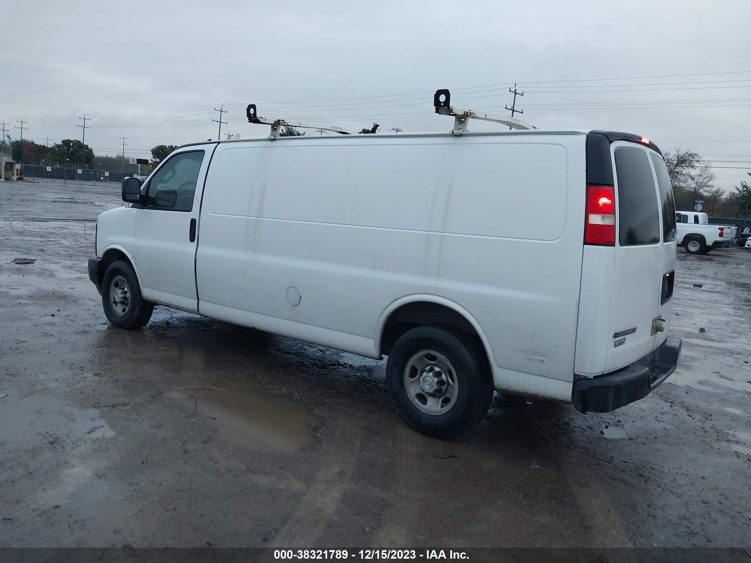 Photo 2 VIN: 1GCWGBFFXH1104949 - CHEVROLET EXPRESS 