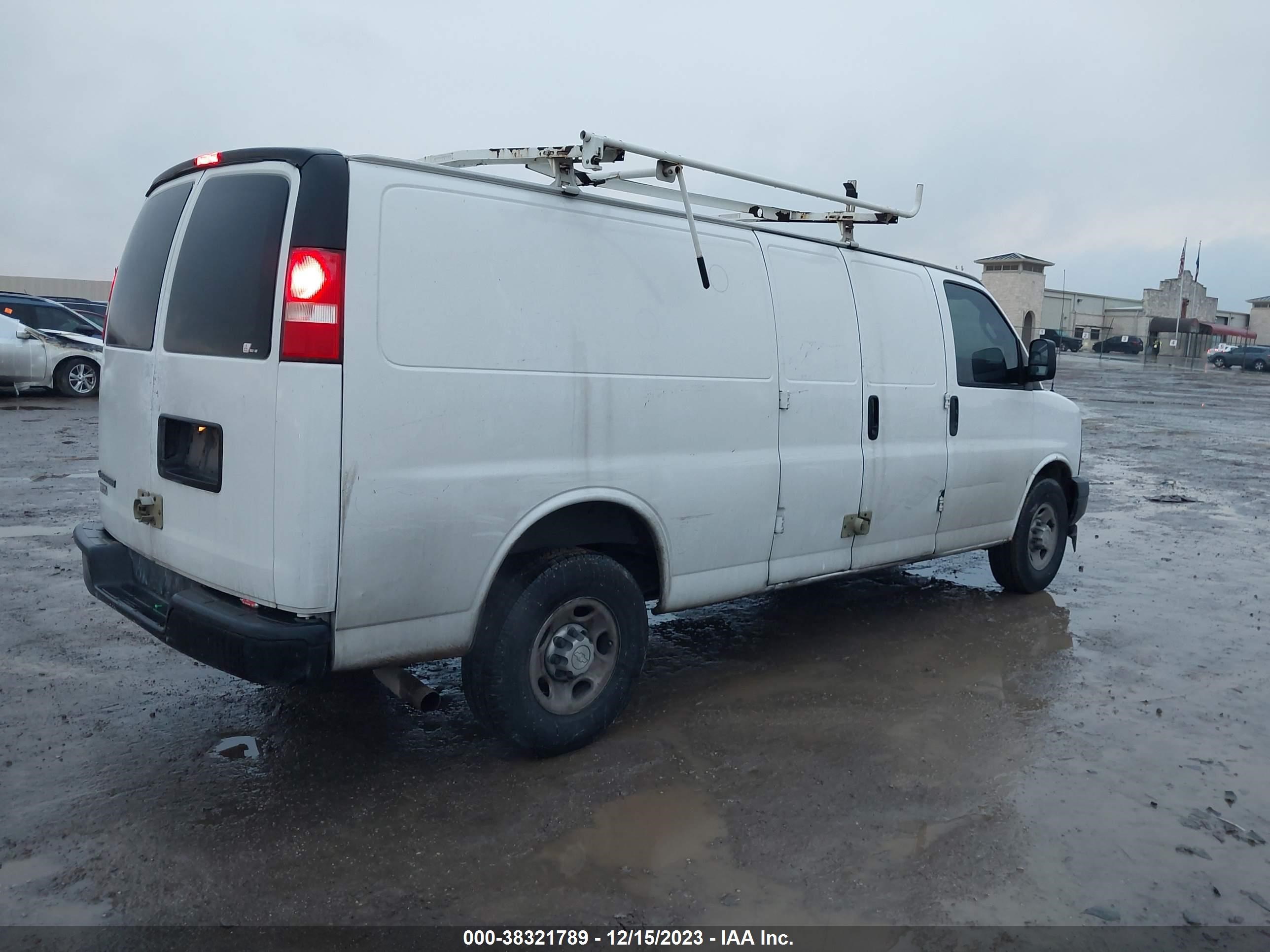 Photo 3 VIN: 1GCWGBFFXH1104949 - CHEVROLET EXPRESS 