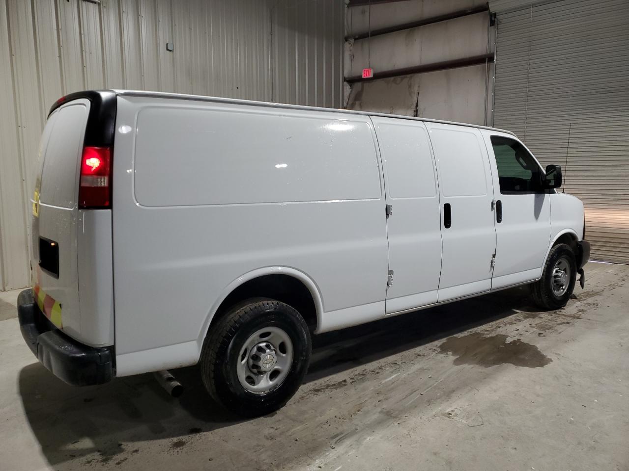 Photo 2 VIN: 1GCWGBFFXH1301569 - CHEVROLET EXPRESS 