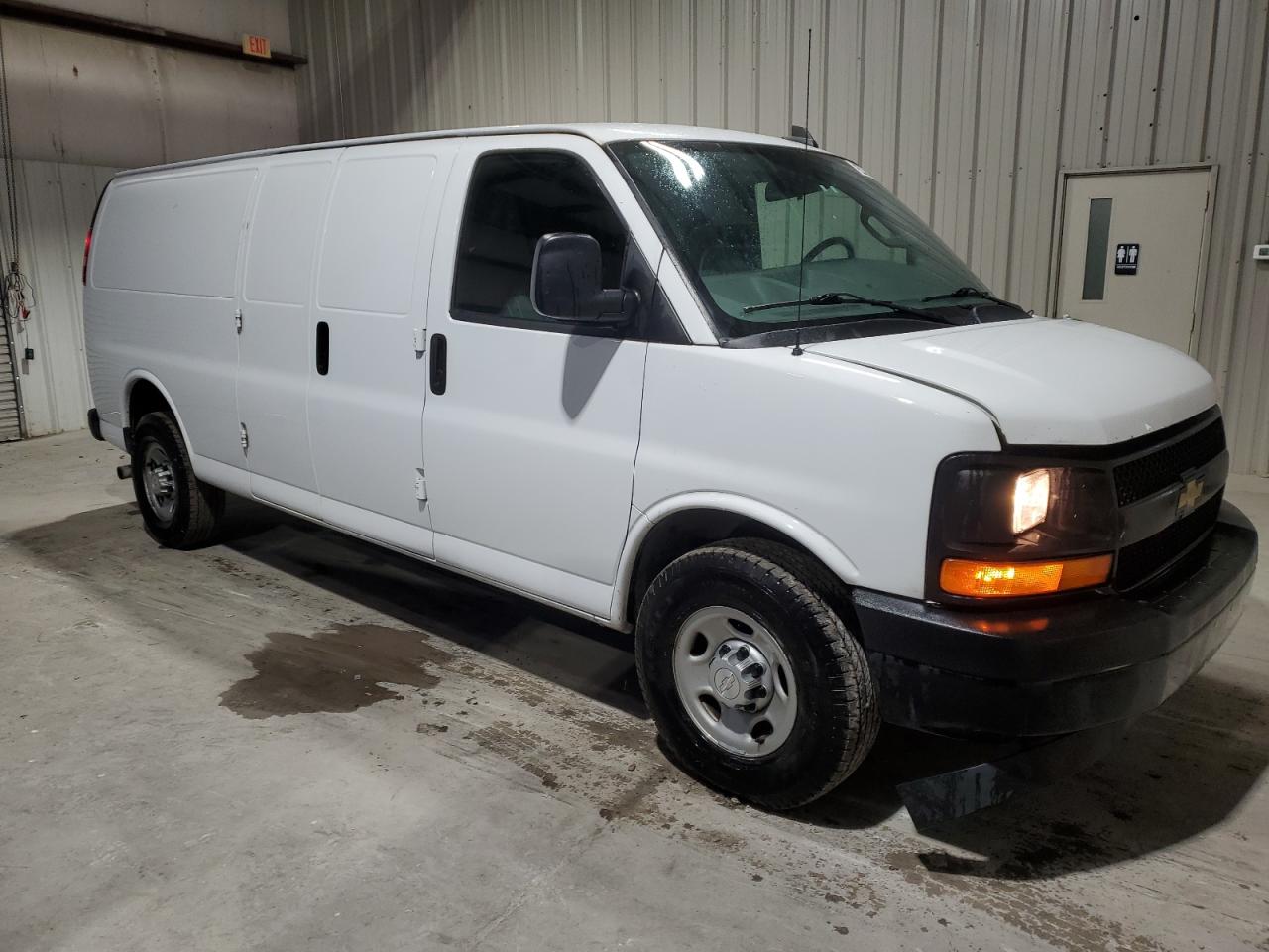 Photo 3 VIN: 1GCWGBFFXH1301569 - CHEVROLET EXPRESS 