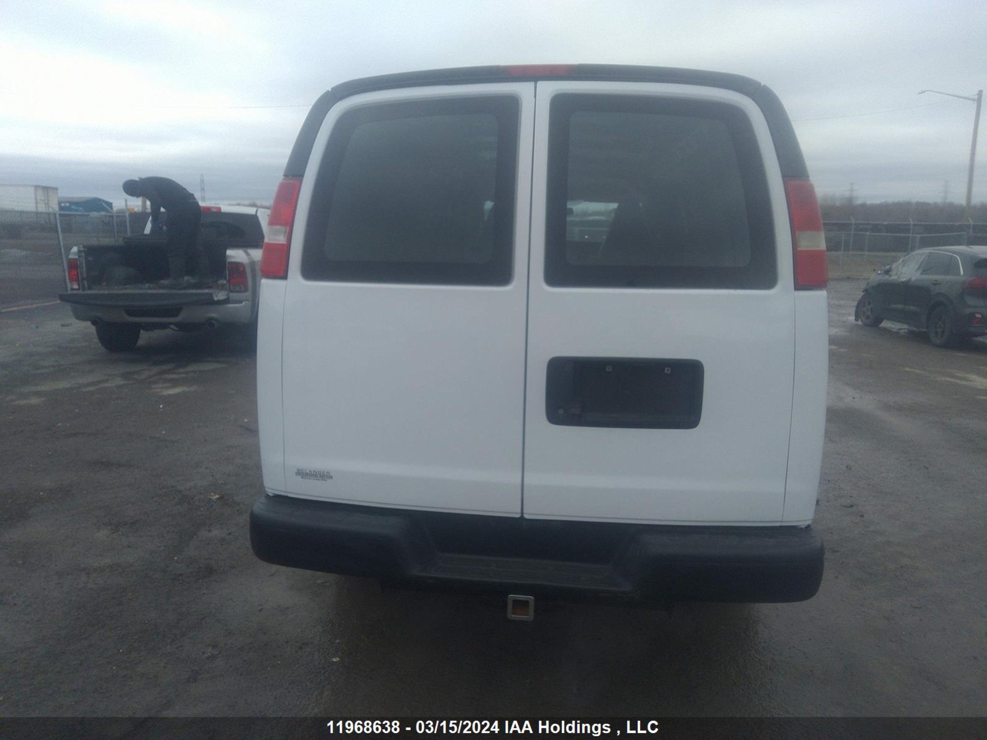 Photo 15 VIN: 1GCWGBFP0J1216142 - CHEVROLET EXPRESS 