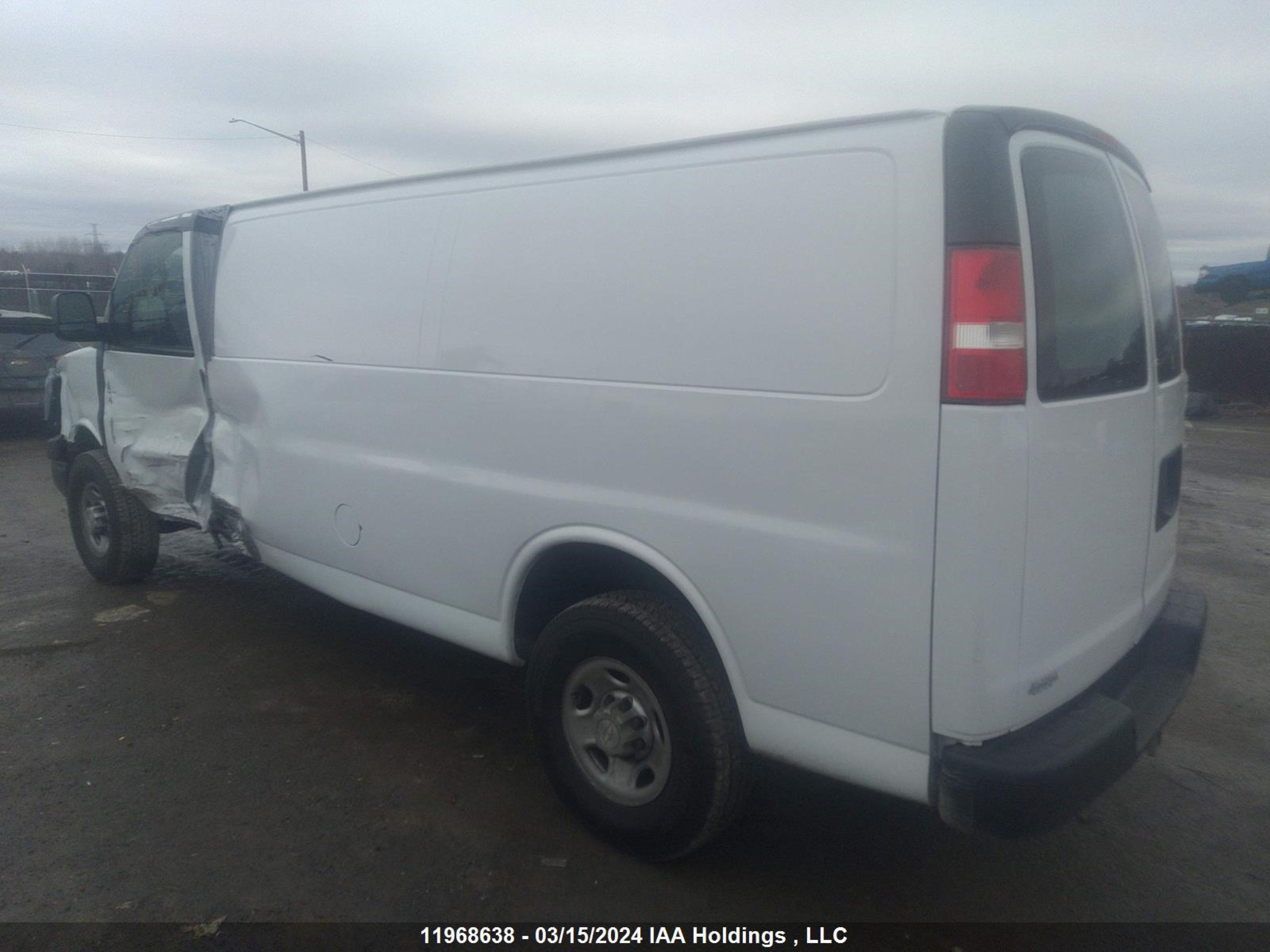 Photo 2 VIN: 1GCWGBFP0J1216142 - CHEVROLET EXPRESS 