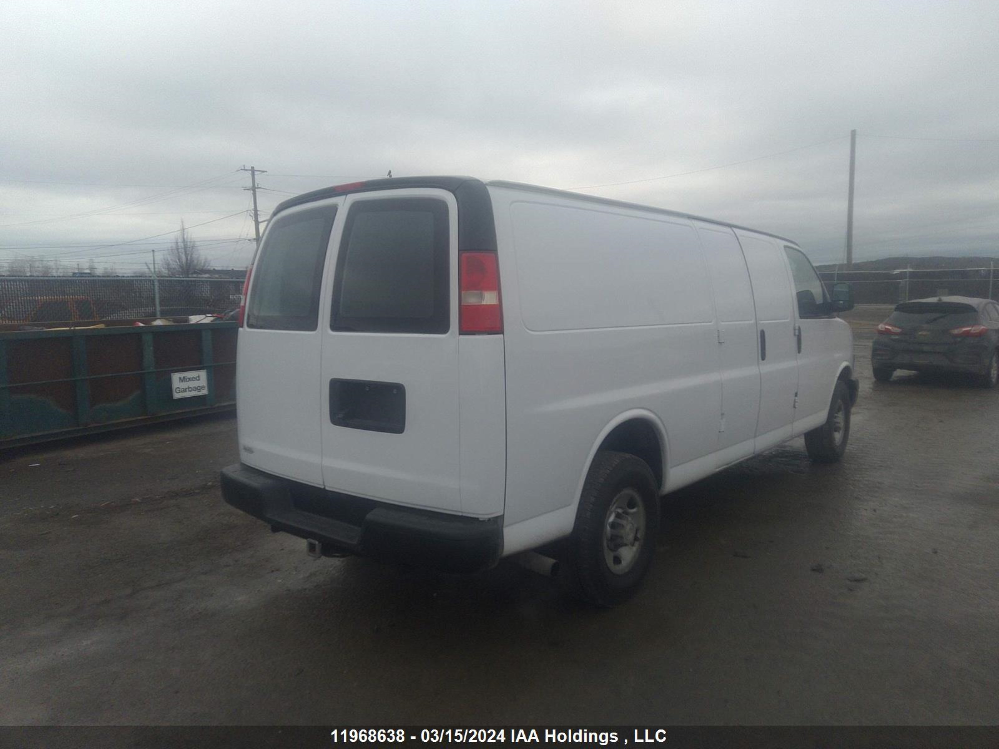 Photo 3 VIN: 1GCWGBFP0J1216142 - CHEVROLET EXPRESS 