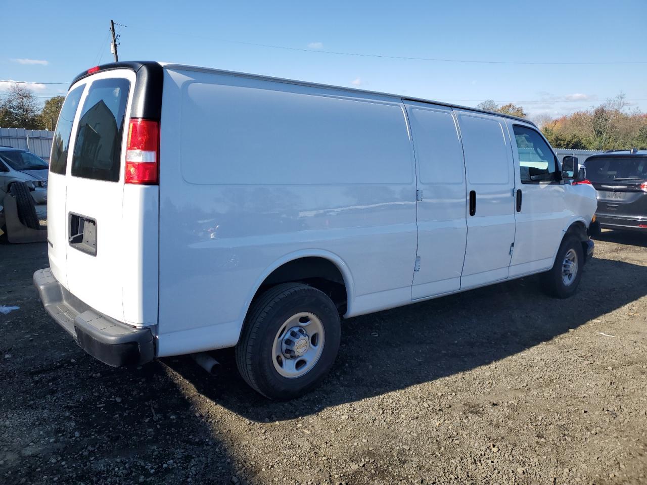 Photo 2 VIN: 1GCWGBFP0M1235391 - CHEVROLET EXPRESS 