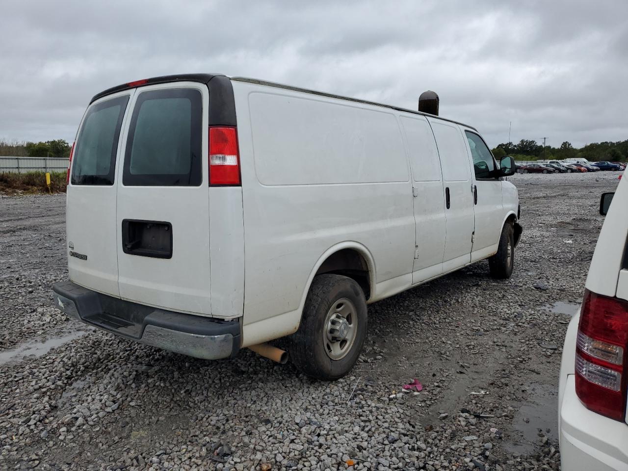 Photo 2 VIN: 1GCWGBFP3J1339336 - CHEVROLET EXPRESS 