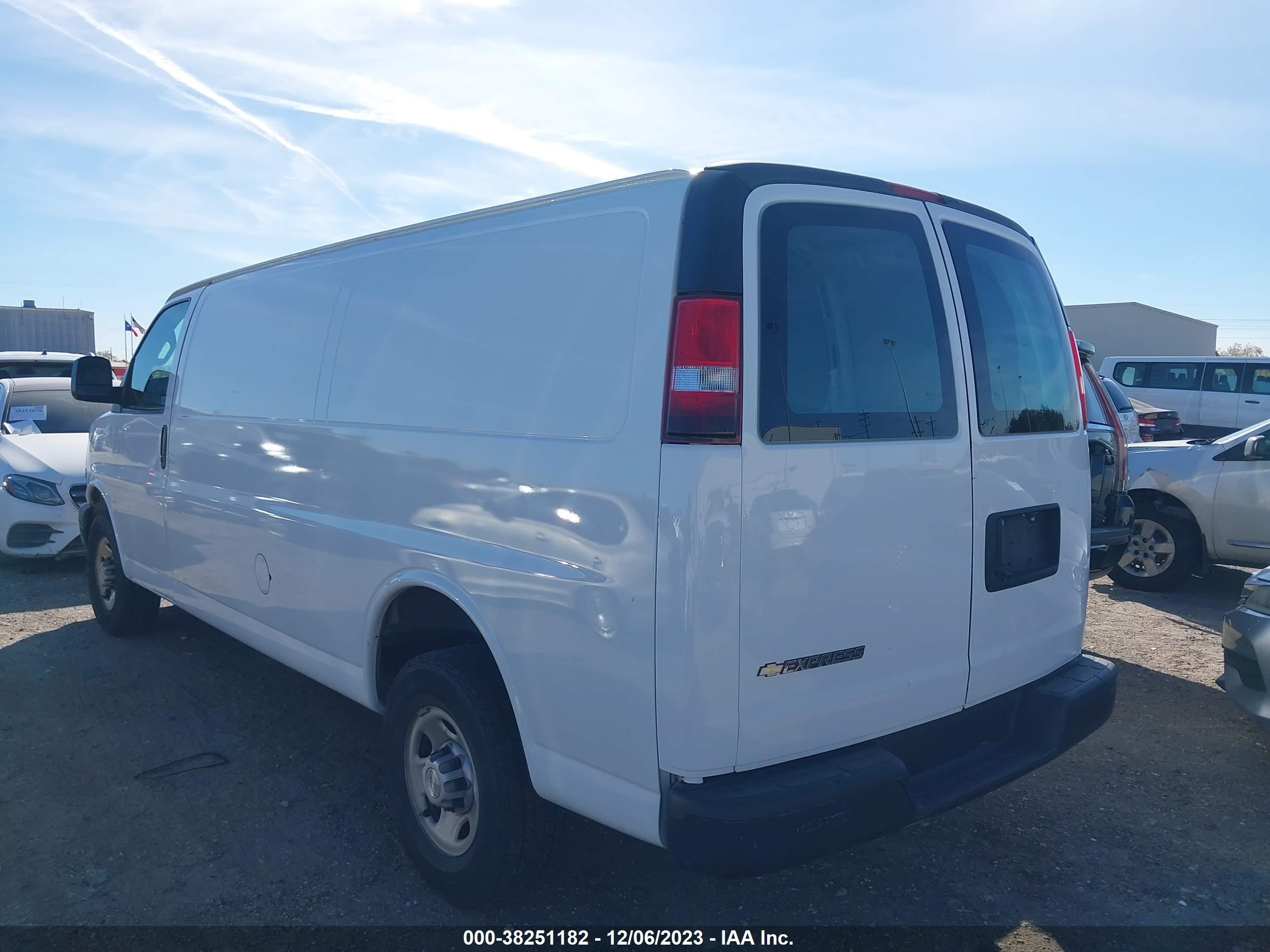 Photo 2 VIN: 1GCWGBFP5L1146088 - CHEVROLET EXPRESS 