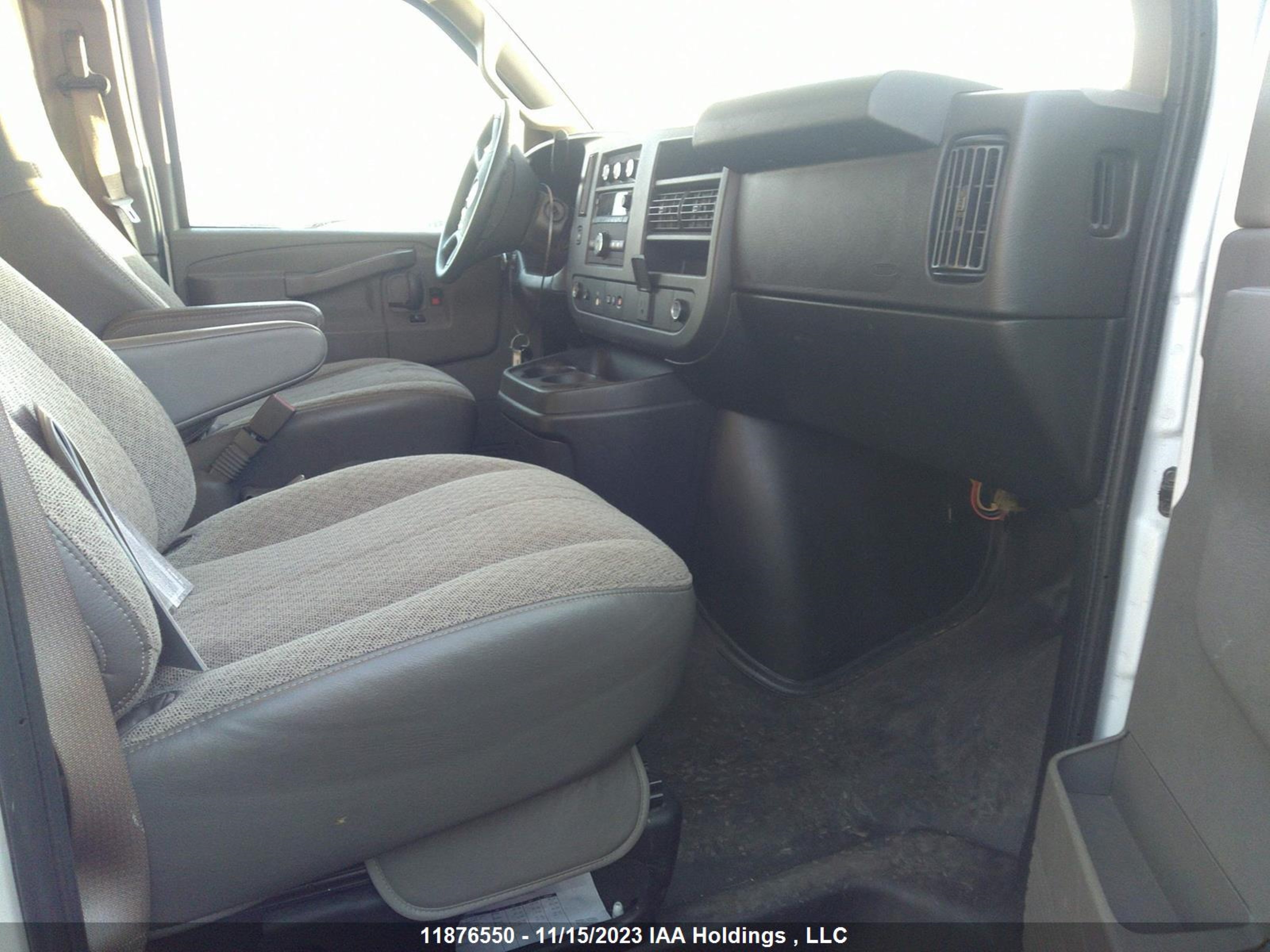 Photo 4 VIN: 1GCWGBFP6M1149311 - CHEVROLET EXPRESS 