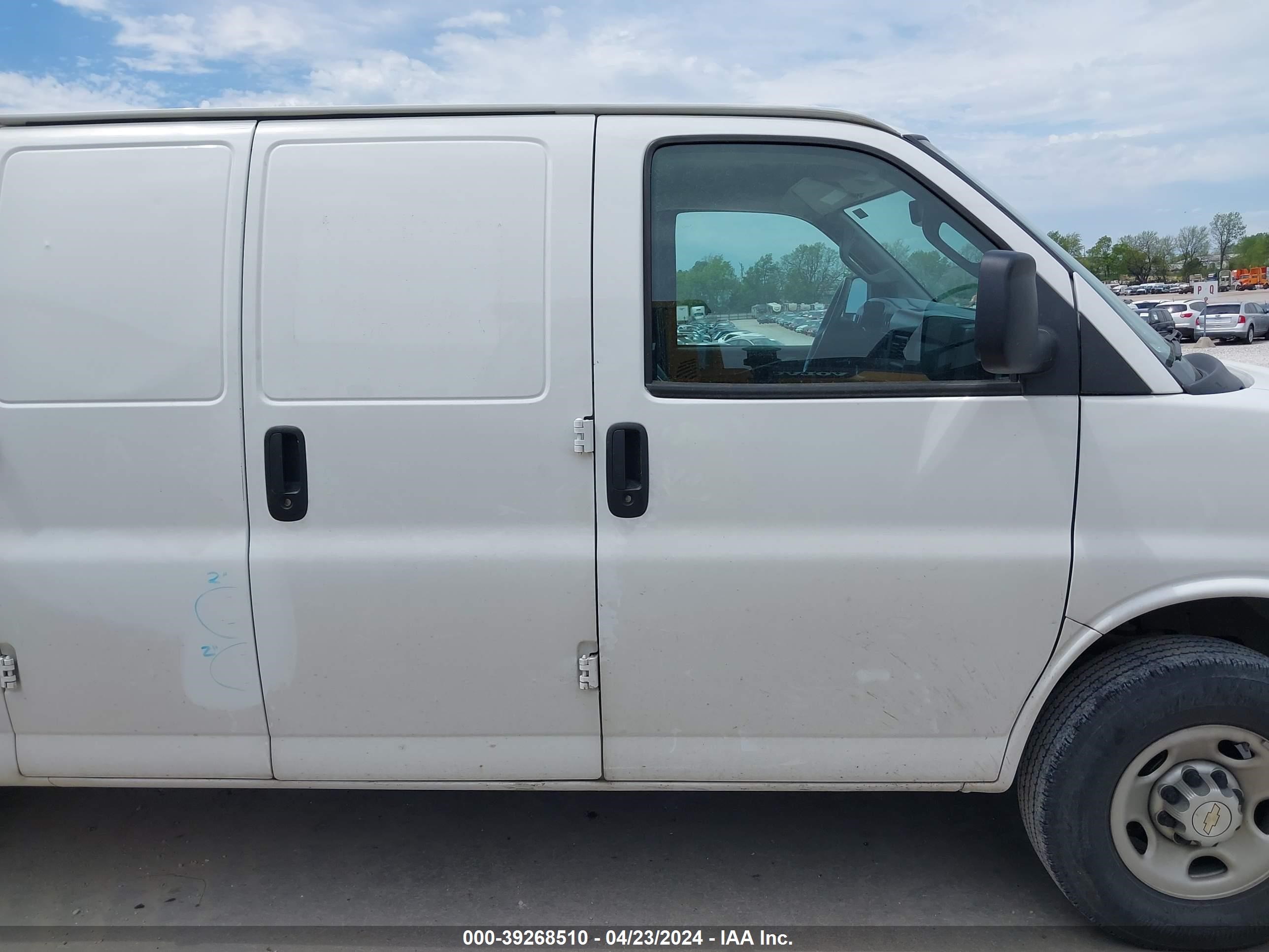 Photo 12 VIN: 1GCWGBFP6N1232092 - CHEVROLET EXPRESS 