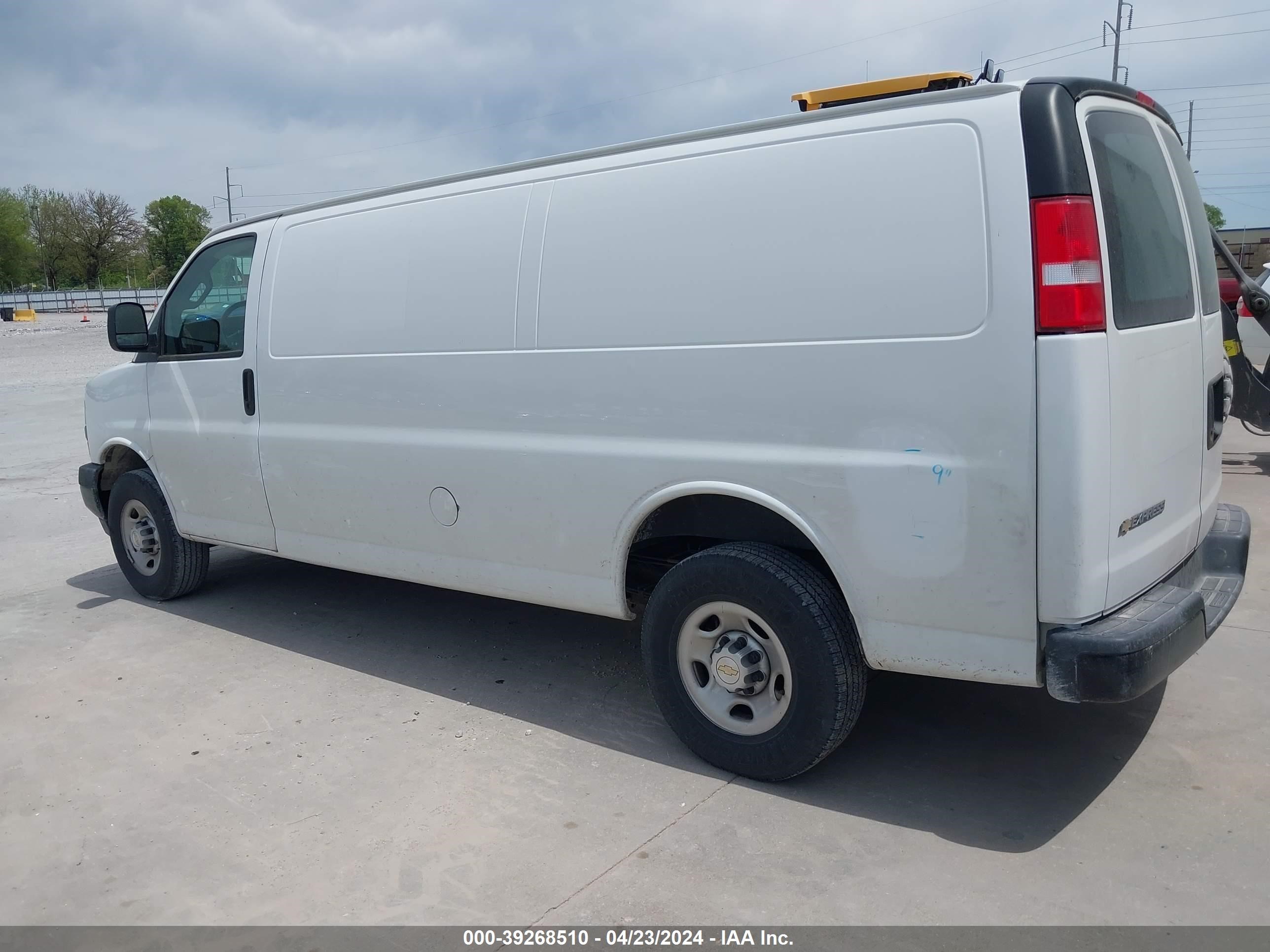 Photo 2 VIN: 1GCWGBFP6N1232092 - CHEVROLET EXPRESS 